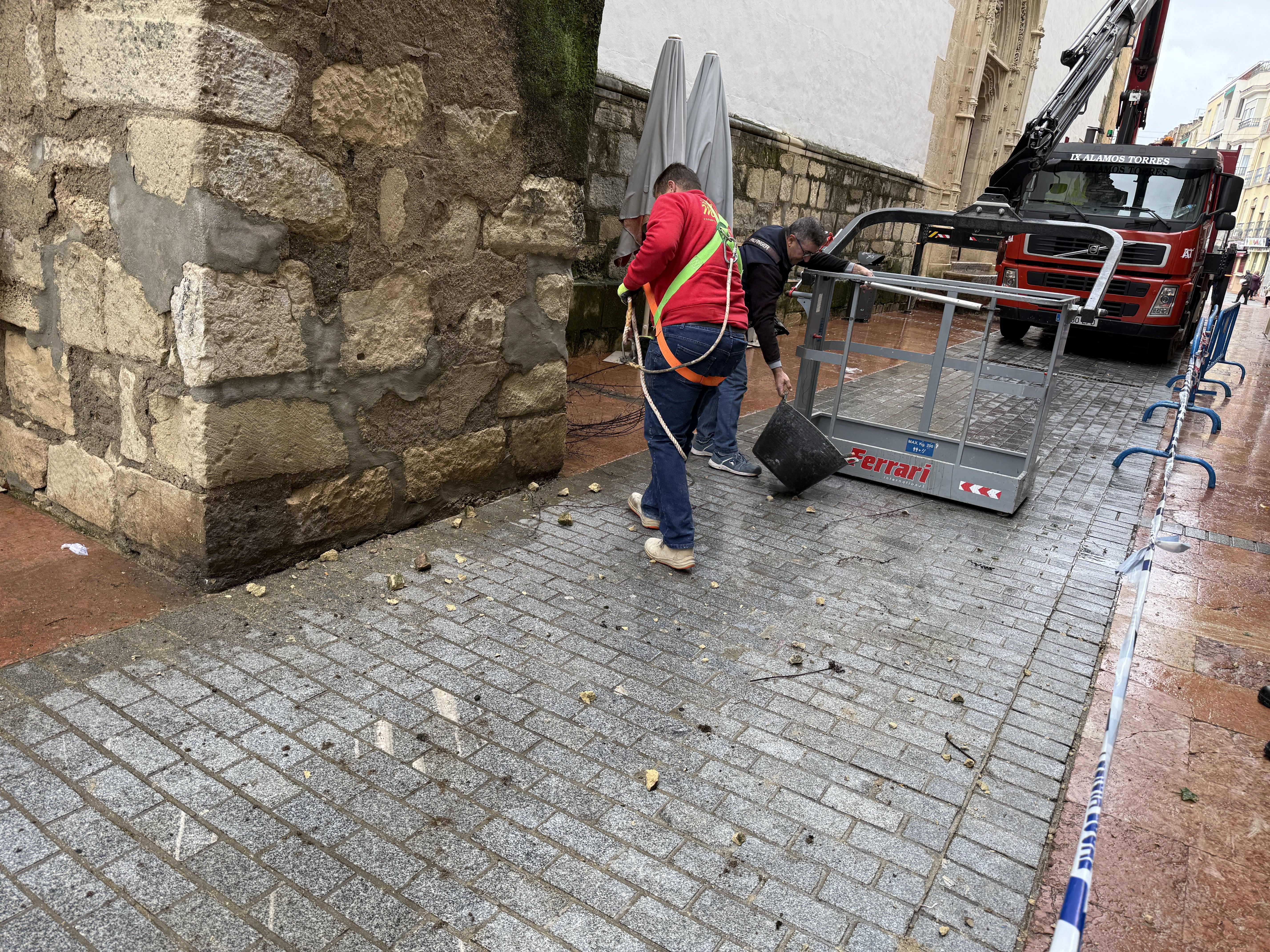 Desprendimiento de cascotes en la fachada Norte de San Mateo5