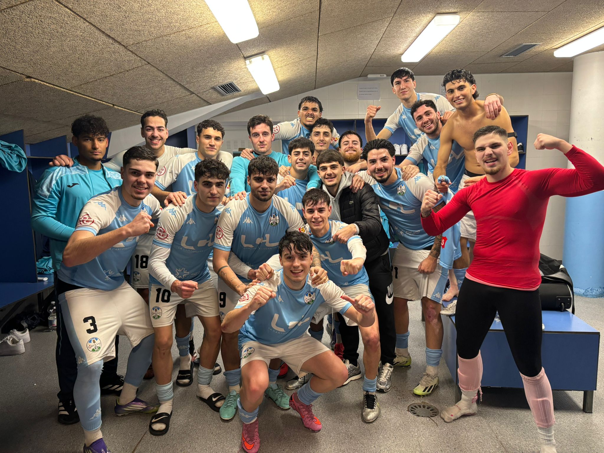 El Ciudad de Lucena B celebrando la victoria ante el Villa de Espejo CD en el vestuario. Foto: CD Ciudad de Lucena B