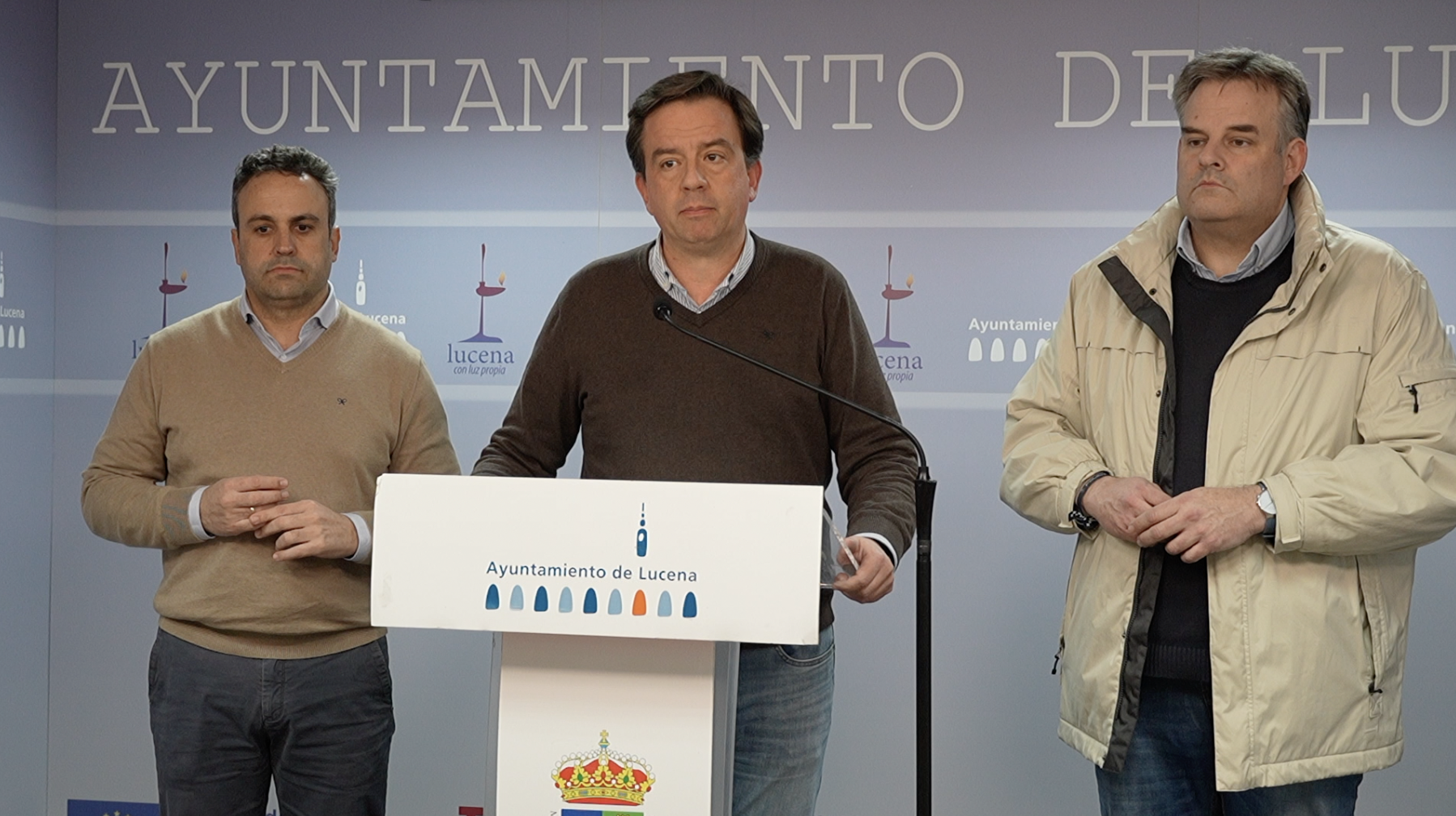 Aurelio Fernández junto a Javier Pineda y Ángel Novillo esta tarde en la sala de prensa municipal