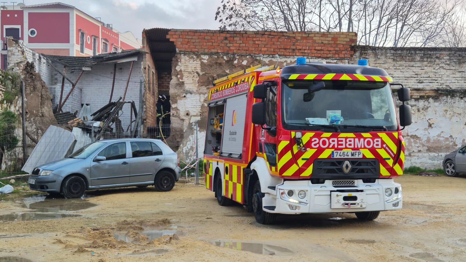 Un vehículo de bomberos junto al edificio en el que se ha producido el incendio