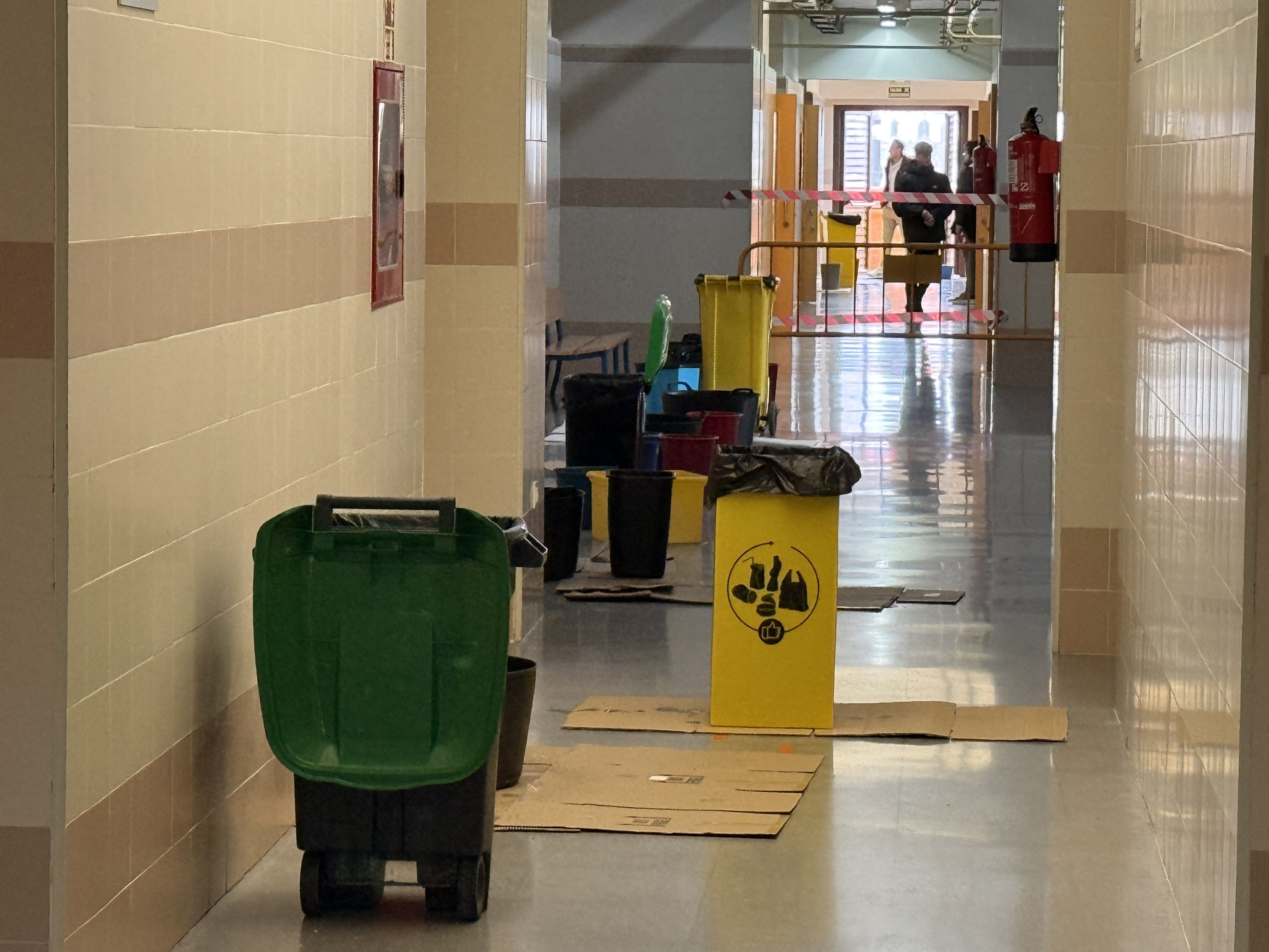 Pasillo del ala afectada por filtraciones de agua en el IES Sierra de Aras