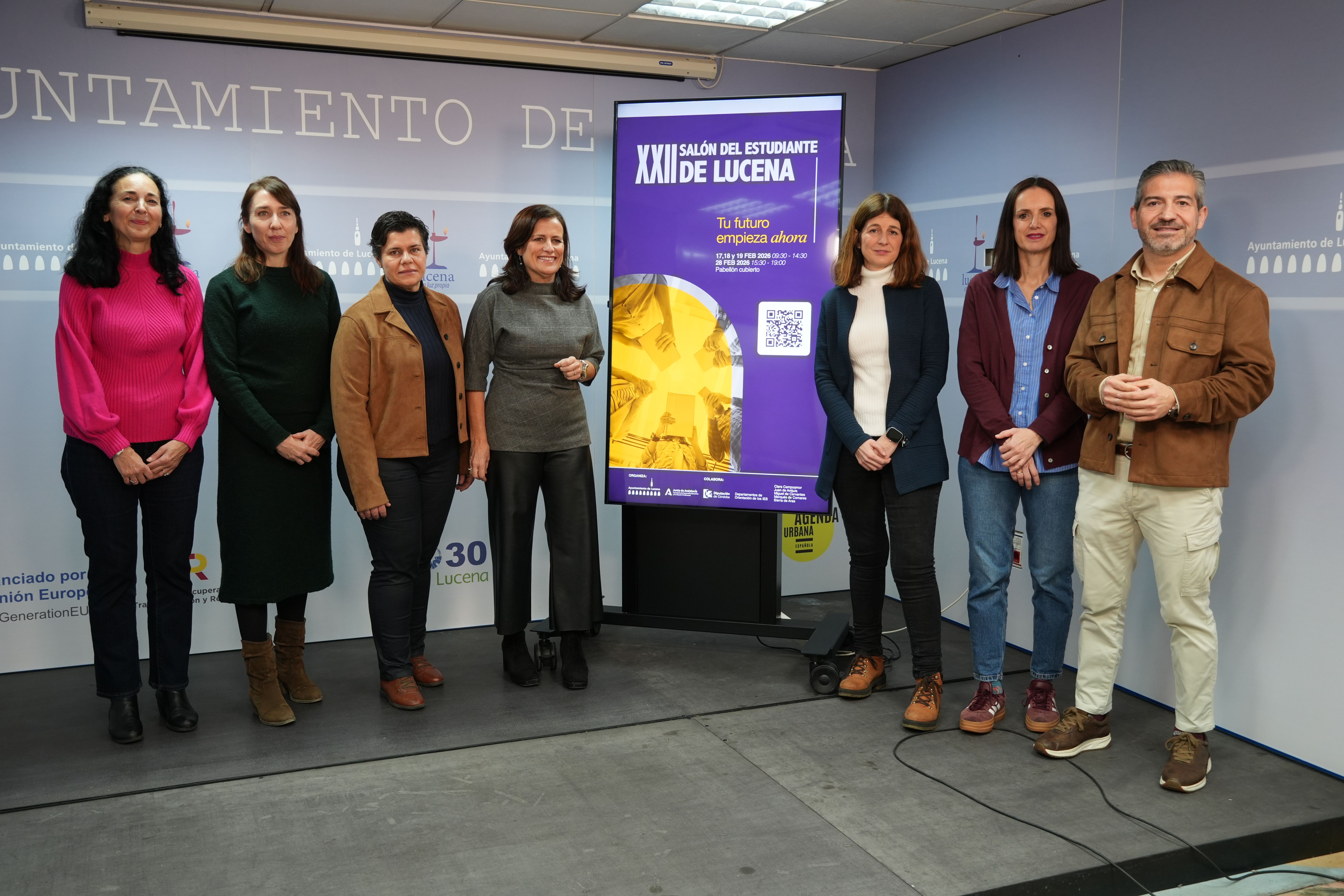 Autoridades y orientadores profesionales de los centros de Secundaria de Lucena junto al cartel anunciador de este Salón del Estudiante