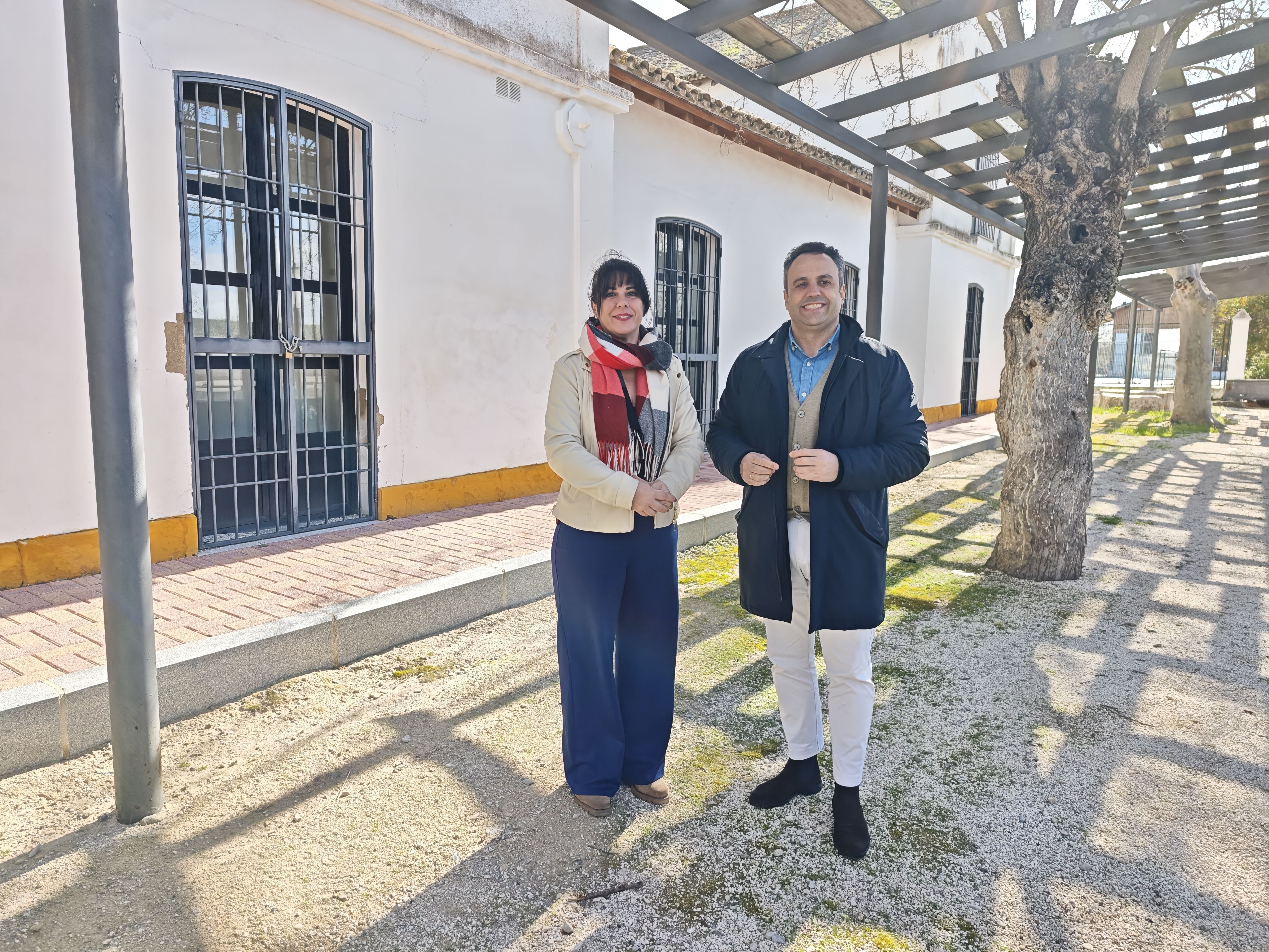 Carolina Cierto y Javier Pineda en el entorno de la estación de Las Navas esta mañana