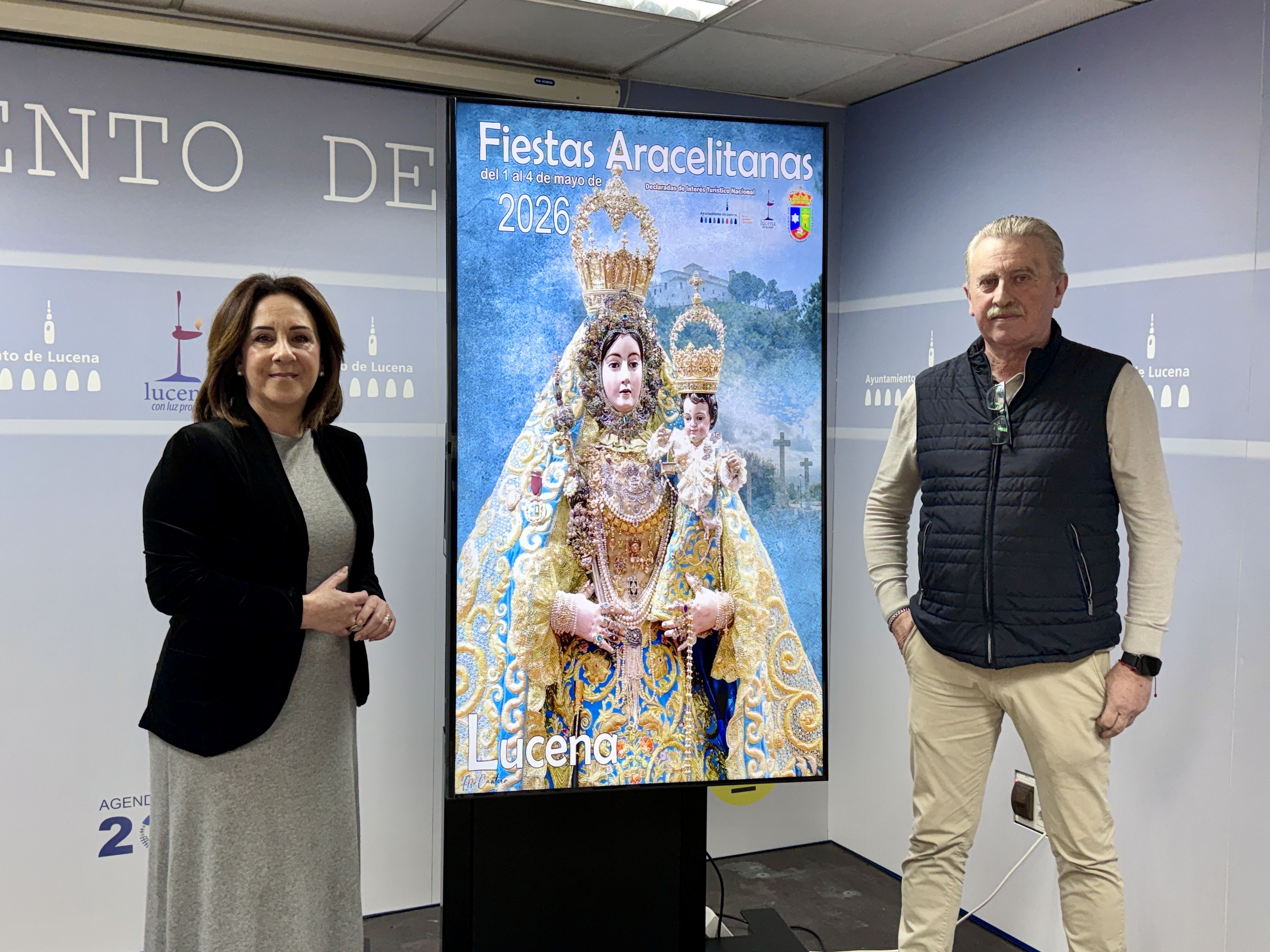 la concejala de Fiestas, Araceli Rodríguez, y del autor de la obra ganadora, el fotógrafo lucentino Miguel Cantero Sabán, junto al cartel ganador de las Fiestas Aracelitanas 2026