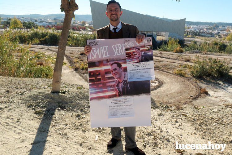  Manuel Lara muestra el cartel del concierto delante del Auditorio Municipal. 