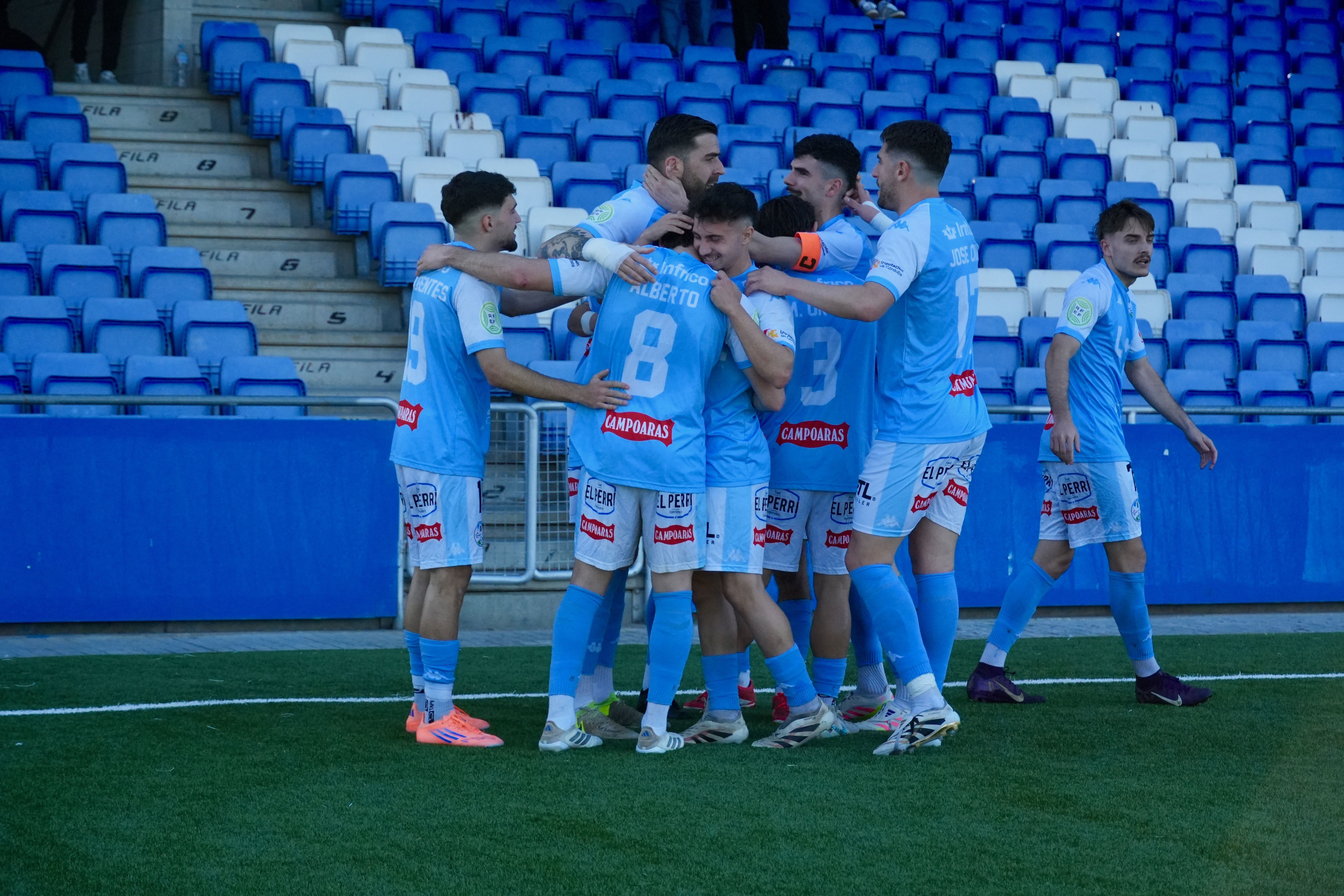 Los jugadores del Ciudad de Lucena celebran el primer gol del partido