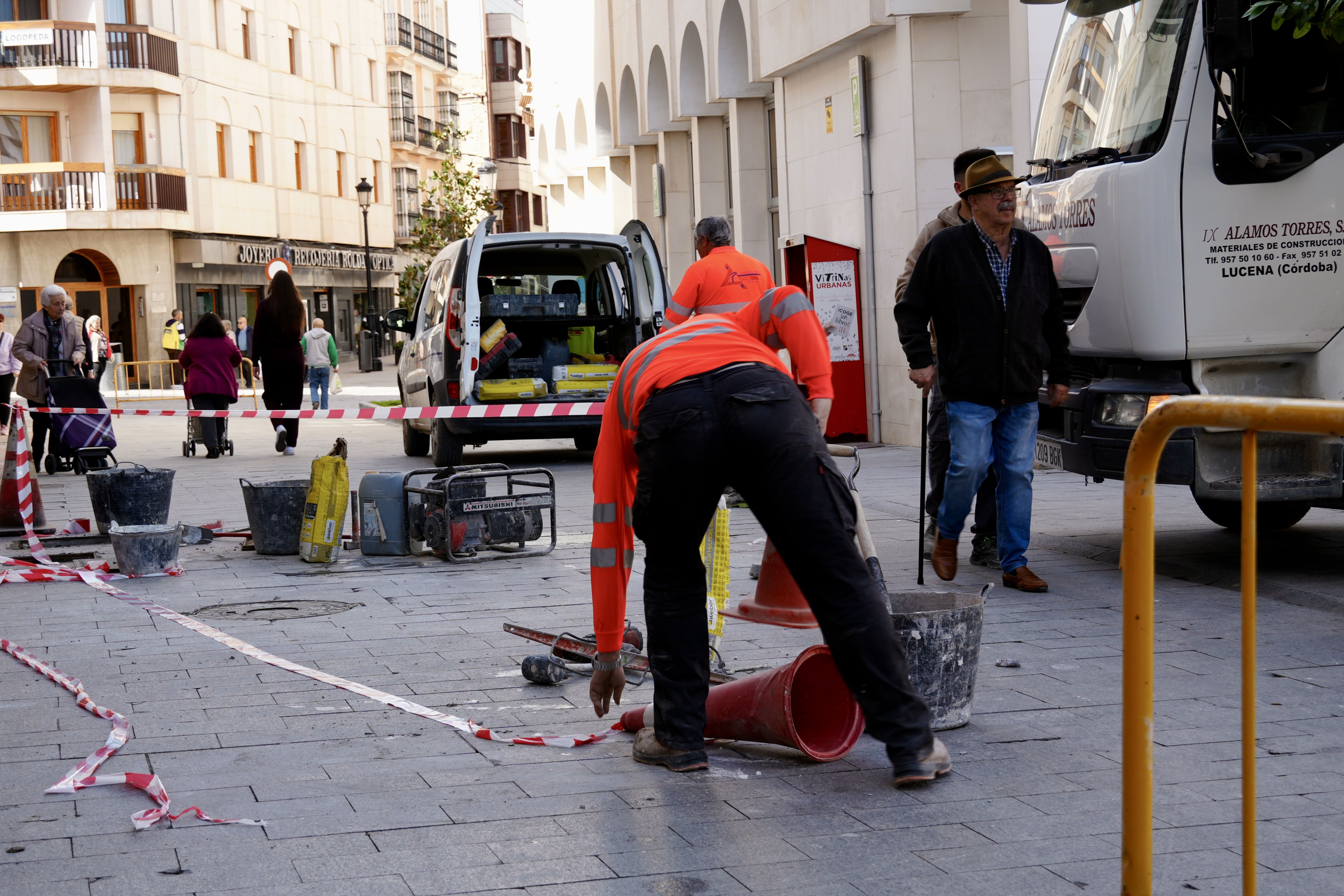 Trabajos de mejora del firme en el perímetro de la Plaza Nueva, esta mañana