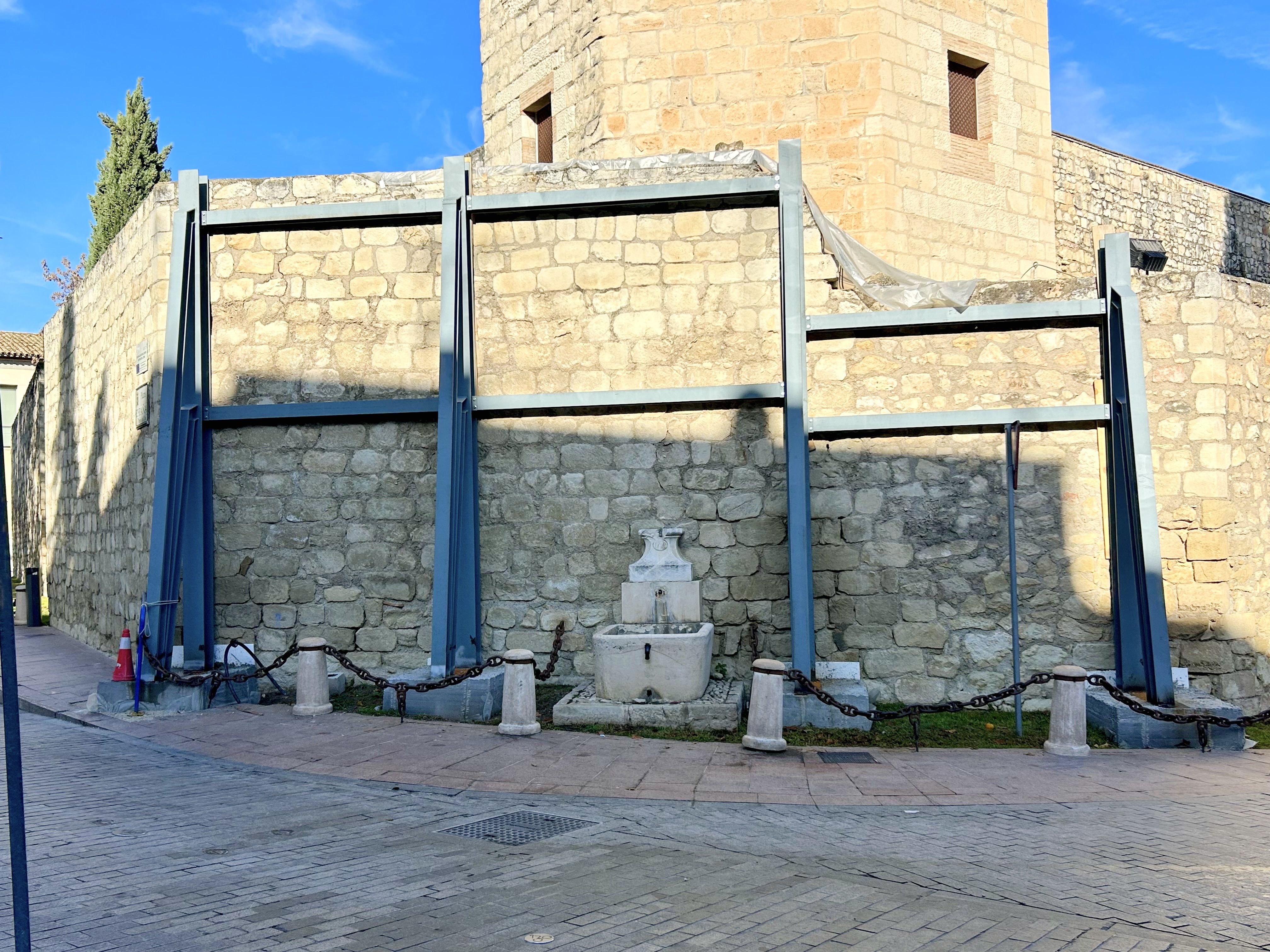 Parte del muro afectado por el derrumbe en su zona interior, protegida con un sistema de entibado desde noviembre pasado