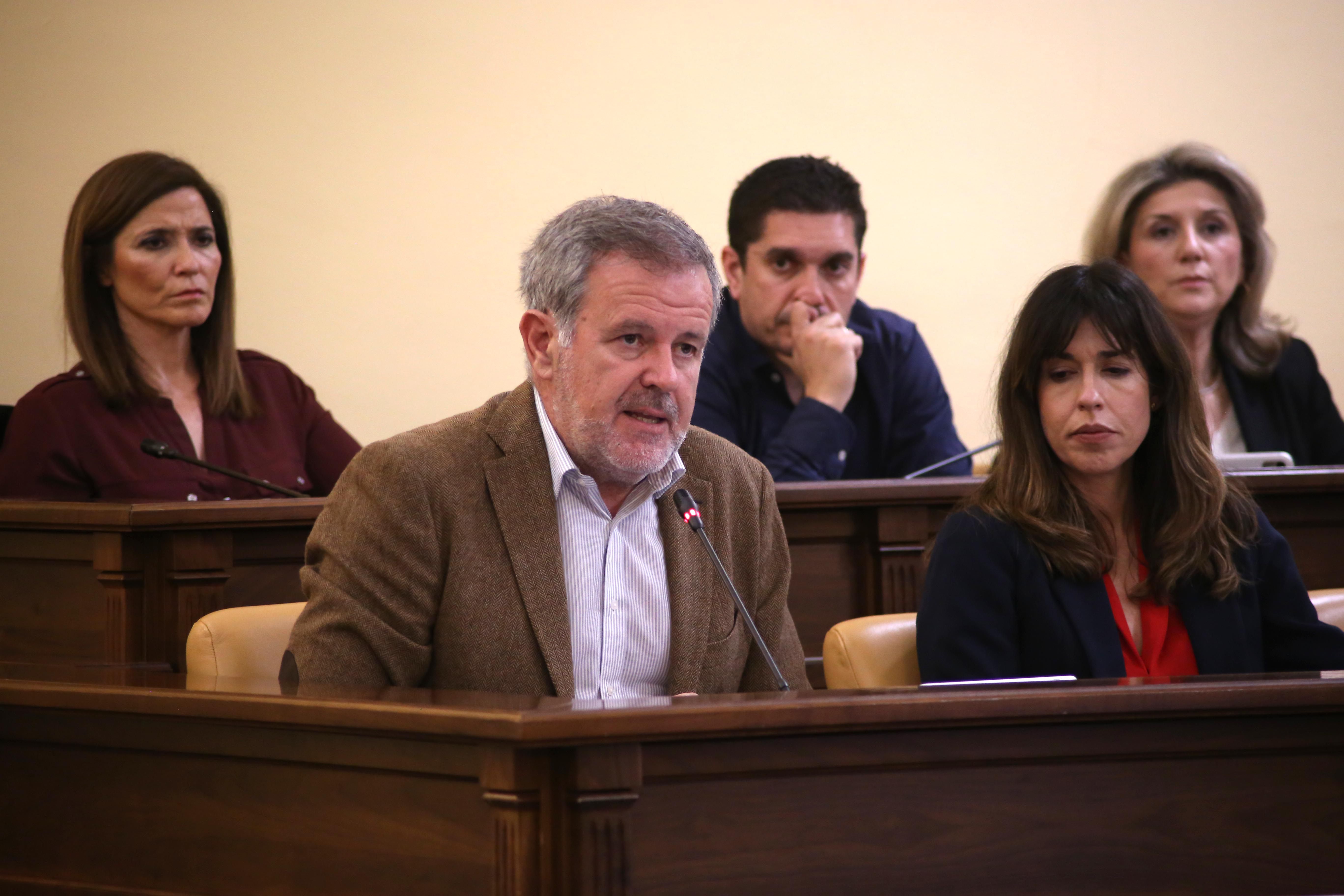 Francisco Algar, portavoz socialista, durante la sesión plenaria