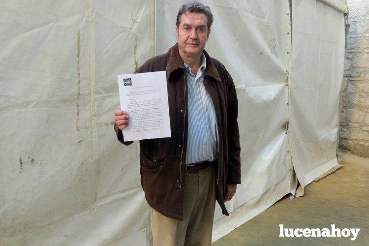  Vicente Dalda, delante de la carpa que se ha instalado en el patio de armas del Castillo, enseñando el escrito registrado en el Ayuntamiento. 