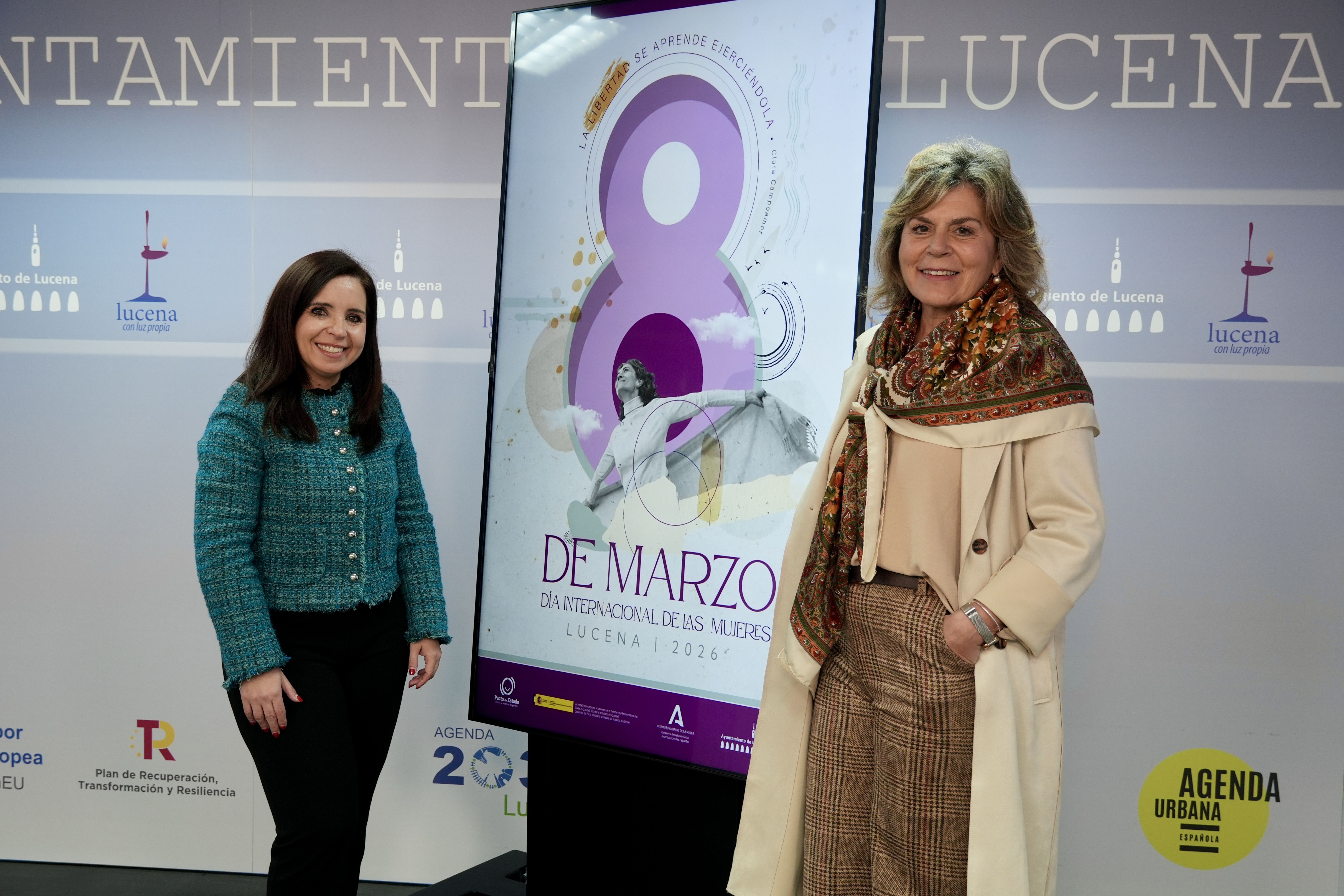 Irene Aguilera y Lola Llamas, directora del CMIM, junto a cartel conmemorativo del 8M en Lucena Irene Aguilera y Lola Llamas, directora del CMIM, junto a cartel conmemorativo del 8M en Lucena