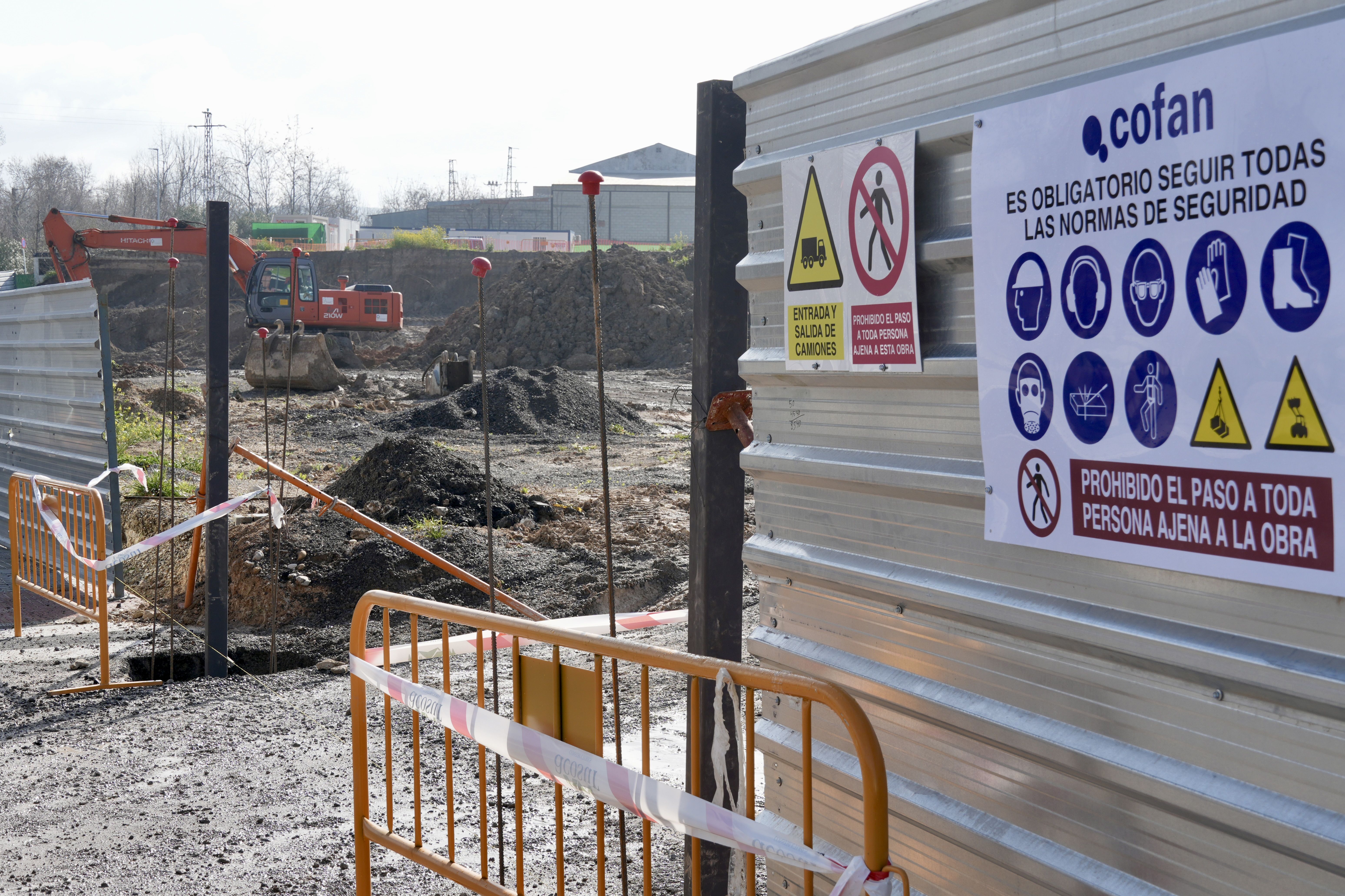 Obras del futuro centro de Mercadona en la avenida de la Infancia de Lucena