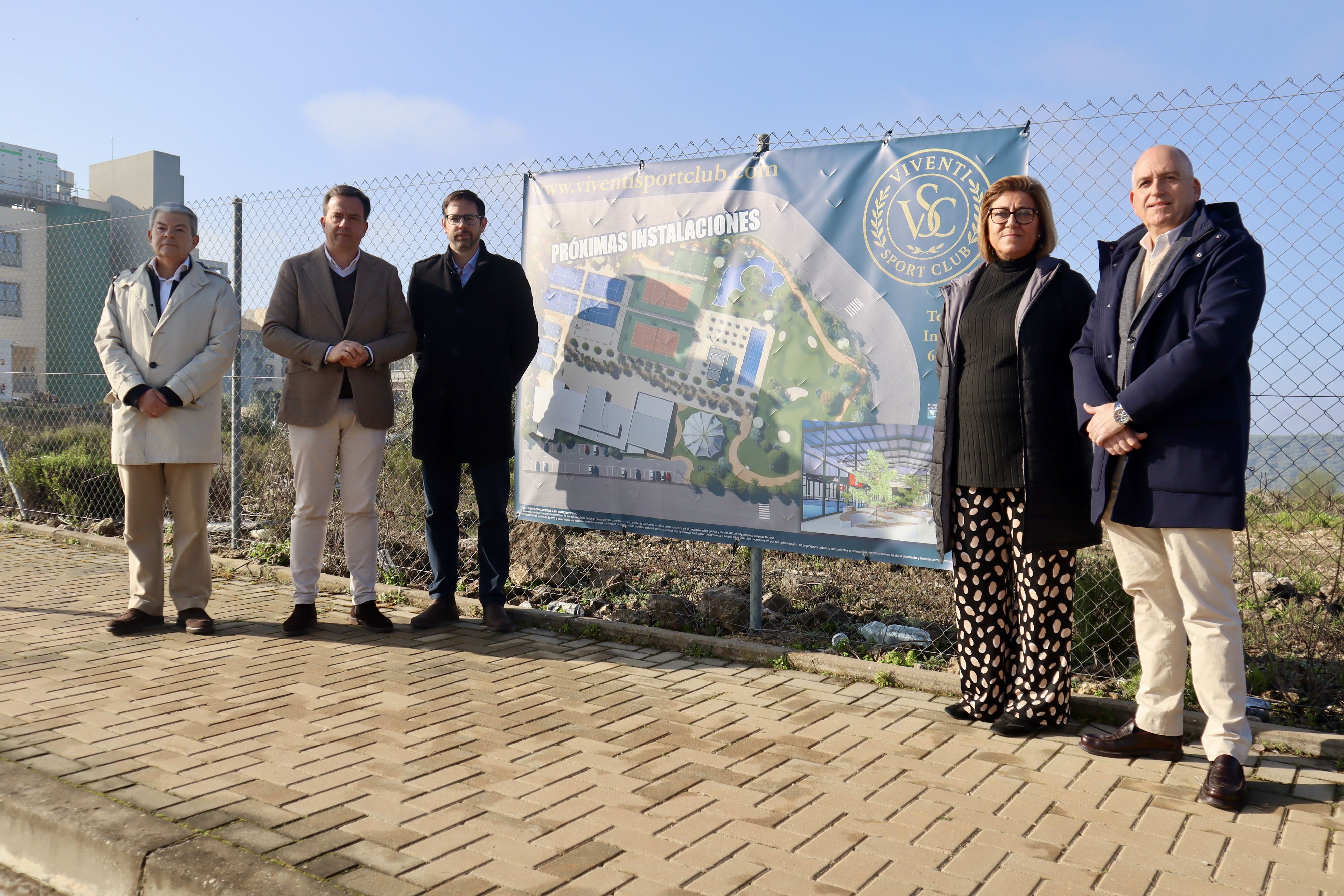Autoridades y promotores del proyecto junto a la parcela en la que se implantará Viventi Sport Club