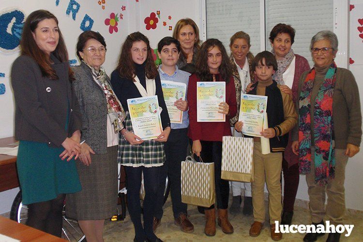  Alumnos premiados en el certamen literario convocado por la asociación "Nuestros Ángeles" junto a las ediles de Servicios Sociales y Educación, directoras de los centros educativos y presidenta del colectivo 