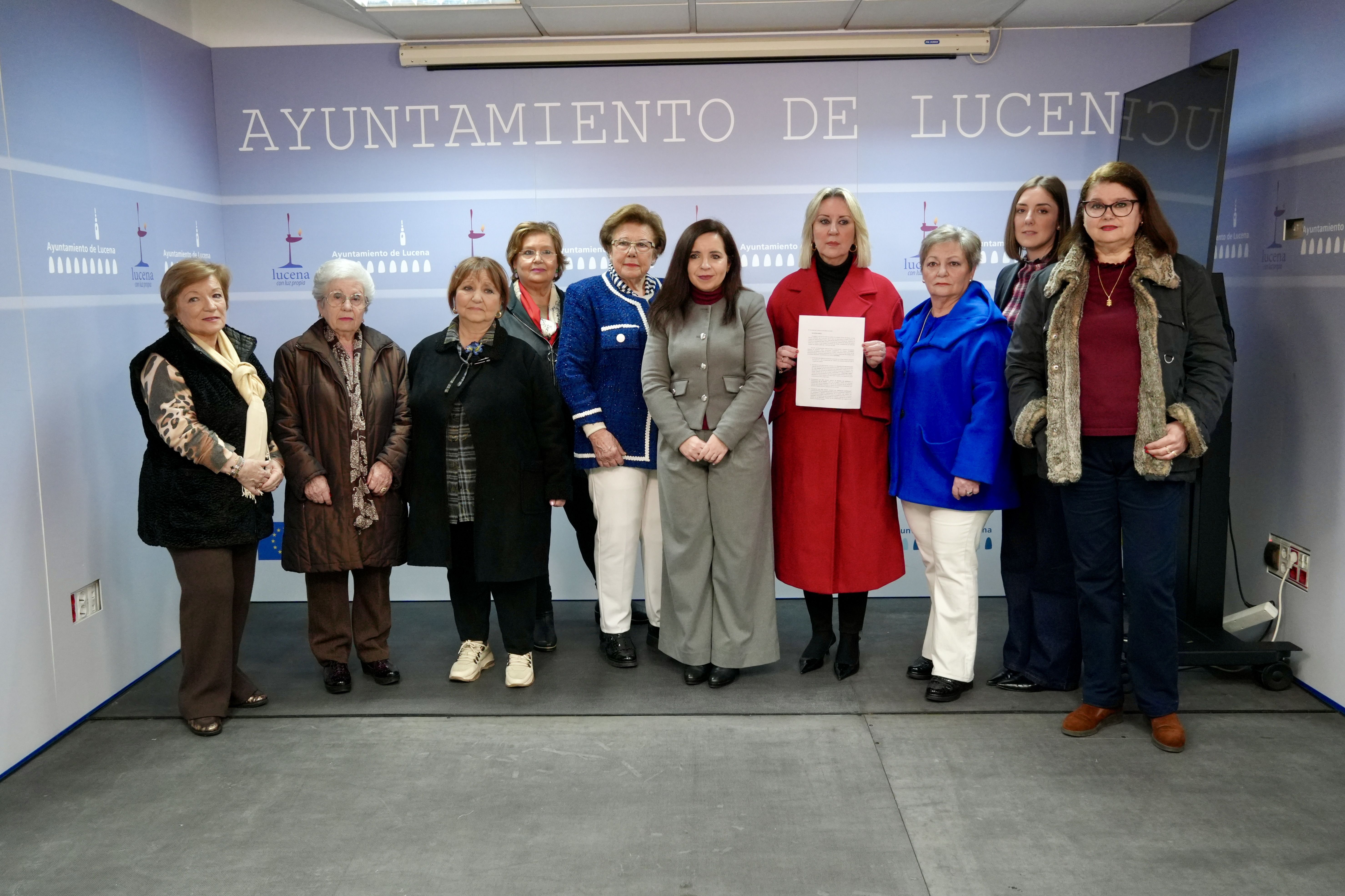 Representantes de las asociaciones firmantes y Colegio de Abogados de Lucena, junto a la edil de Igualdad, Irene Aguilera 