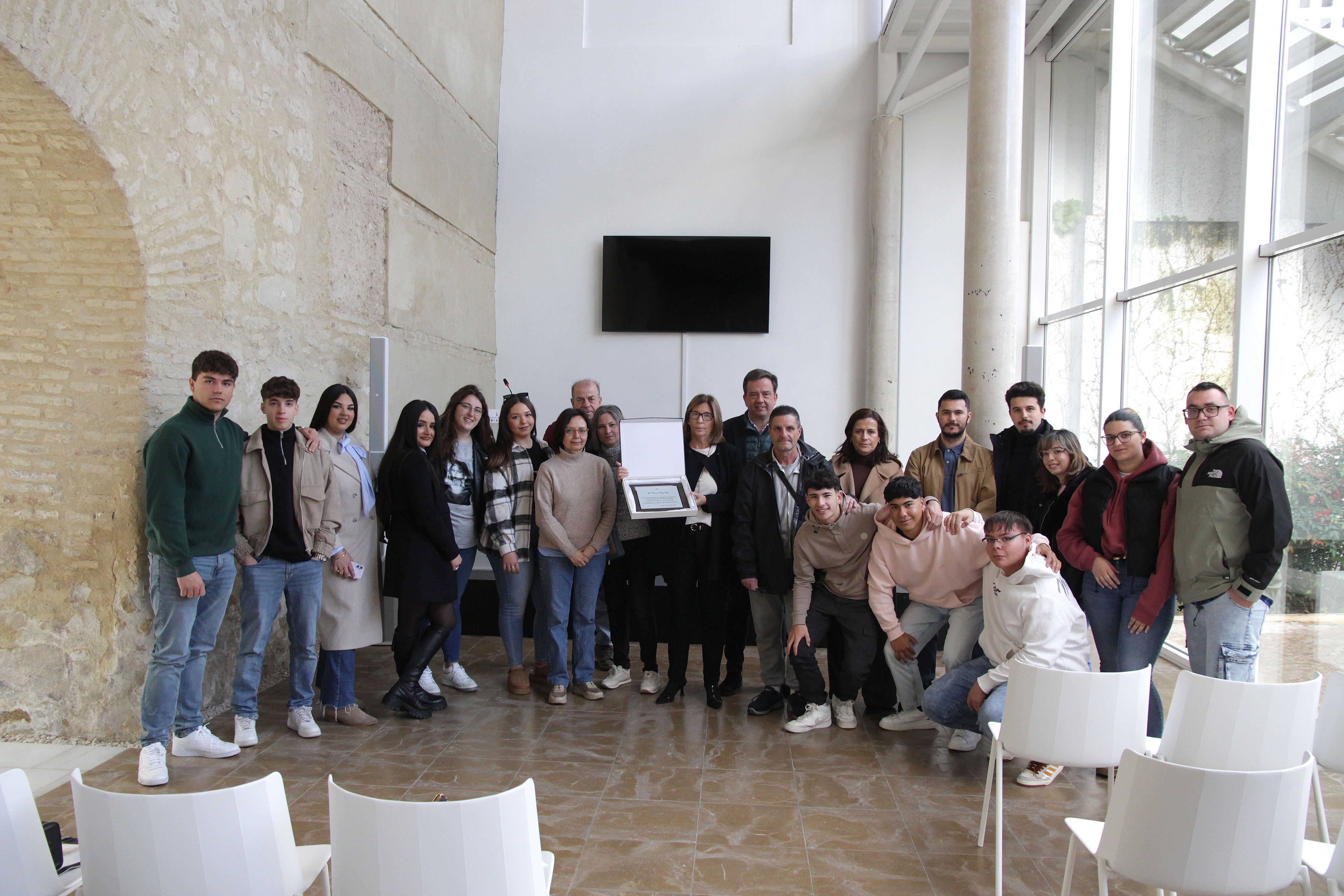 Autoridades, profesorado y alumnos del taller Integra 2 que hoy ha sido clausurado