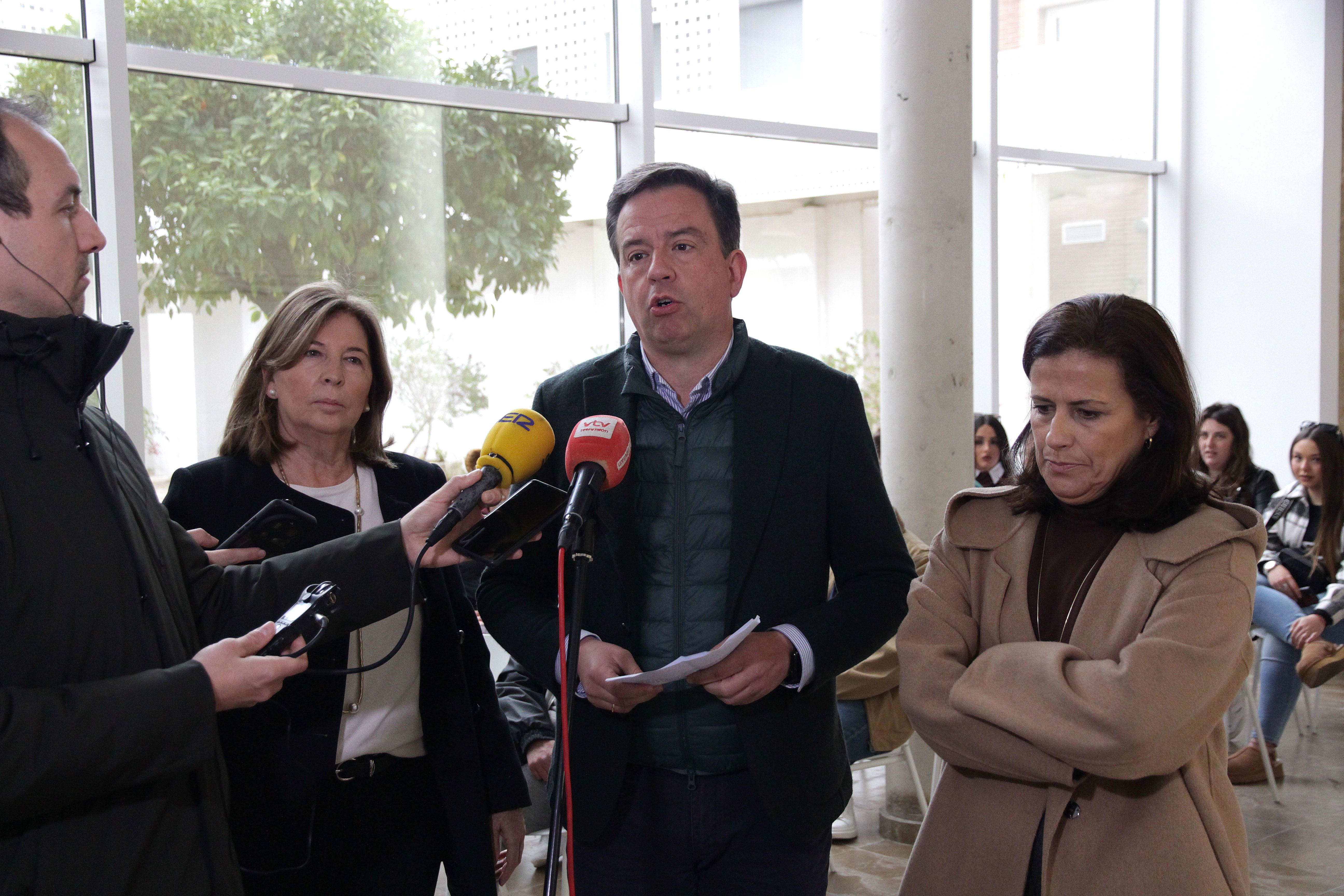 Aurelio Fernández atiende a los medios esta mañana