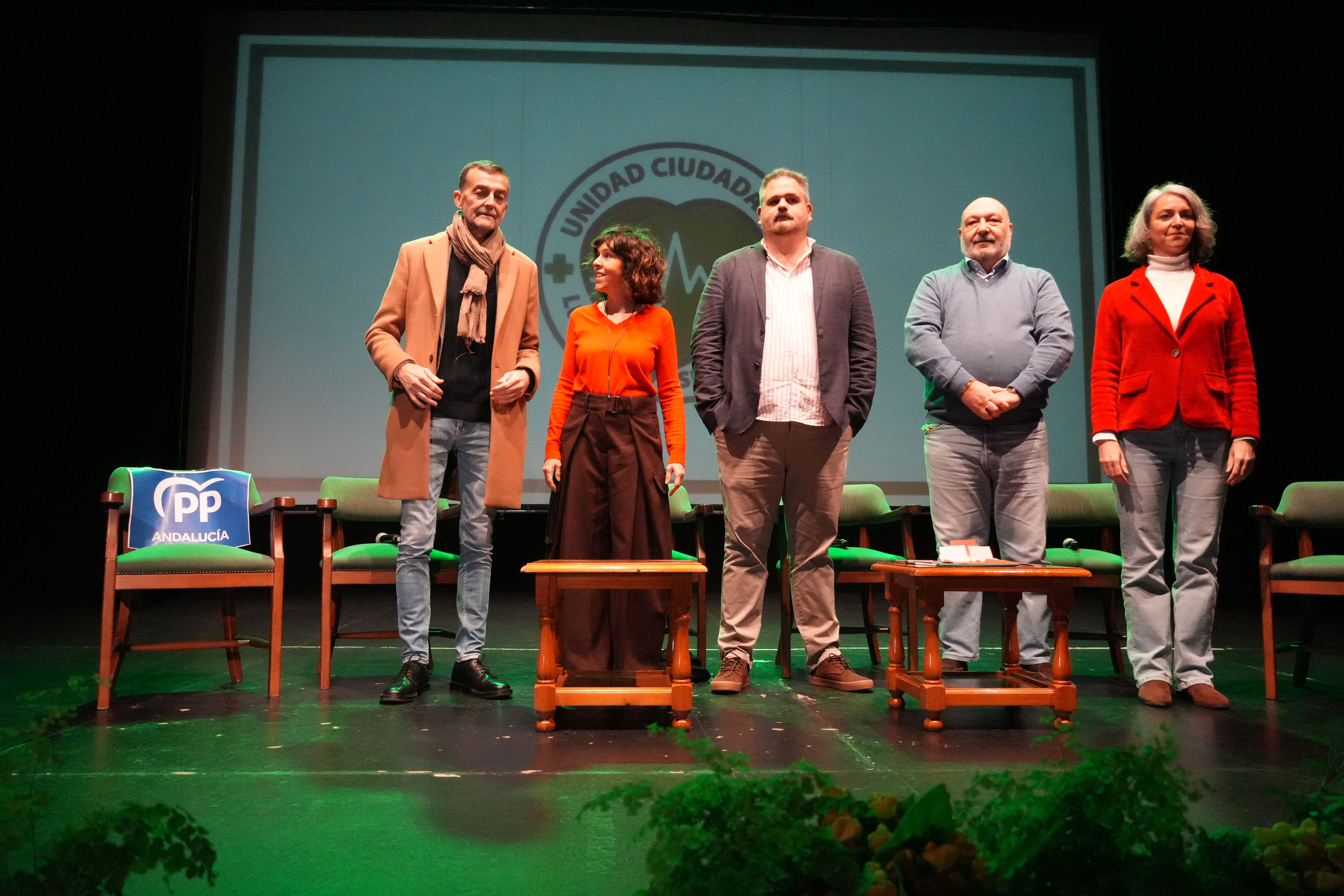 Participantes en el debate celebrado en el Palacio Erisana