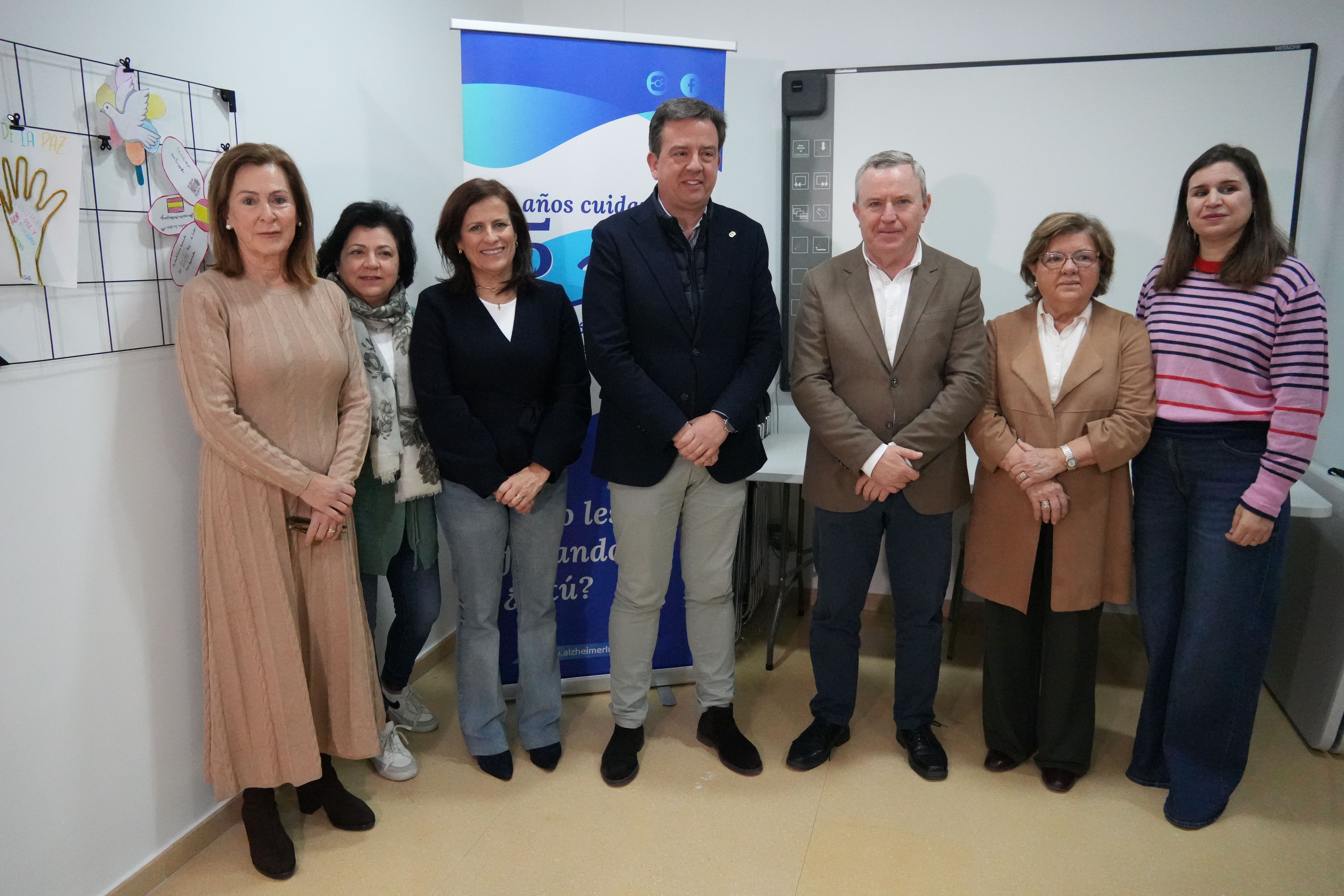 Autoridades y representantes de la asociación "Nuestros Ángeles" durante la visita a las instalaciones