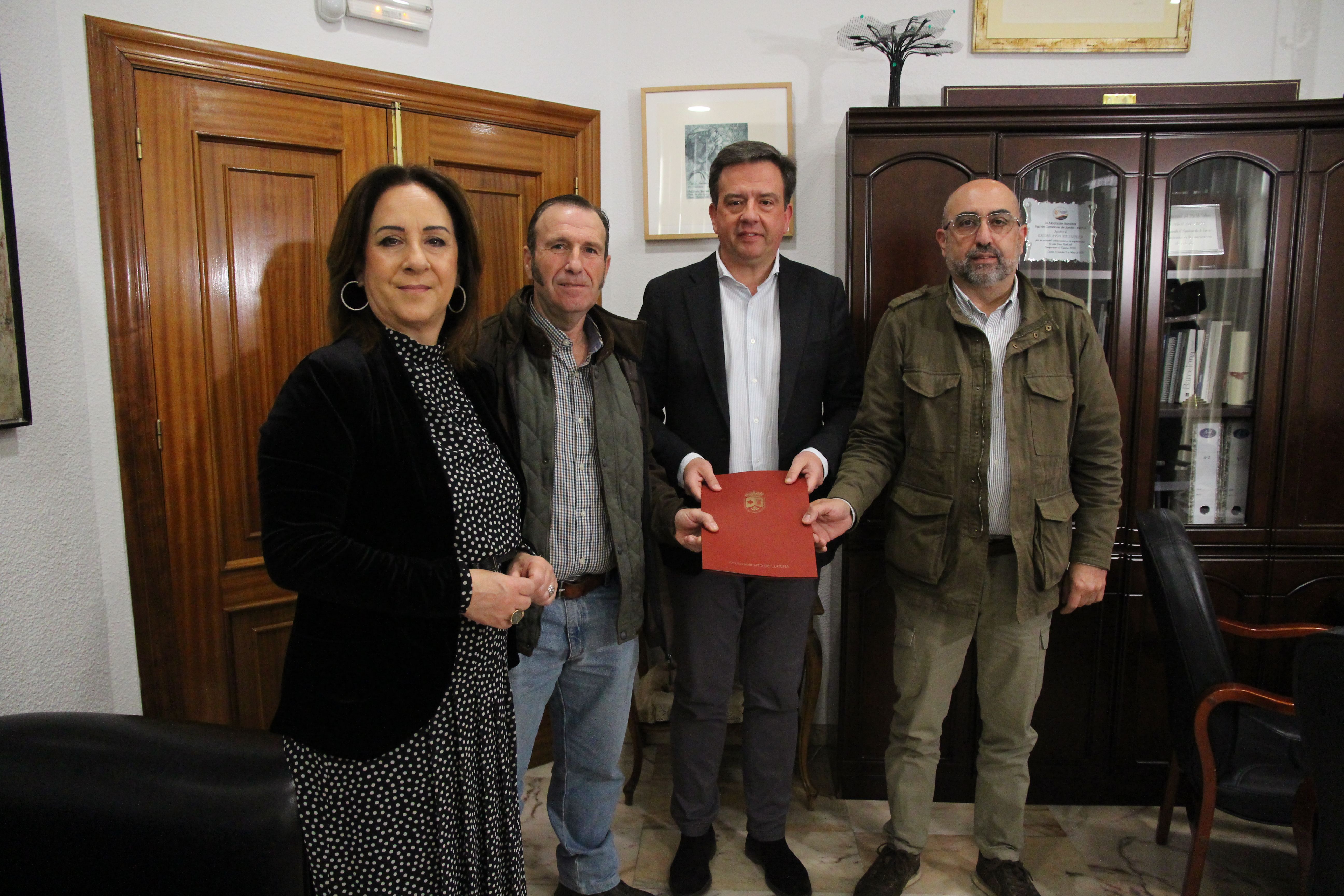 Araceli Rodríguez, Javier Navarro, Aurelio Fernández y Manuel Hurtado tras la firma del convenio de colaboración entre ayuntamiento y Crisaras