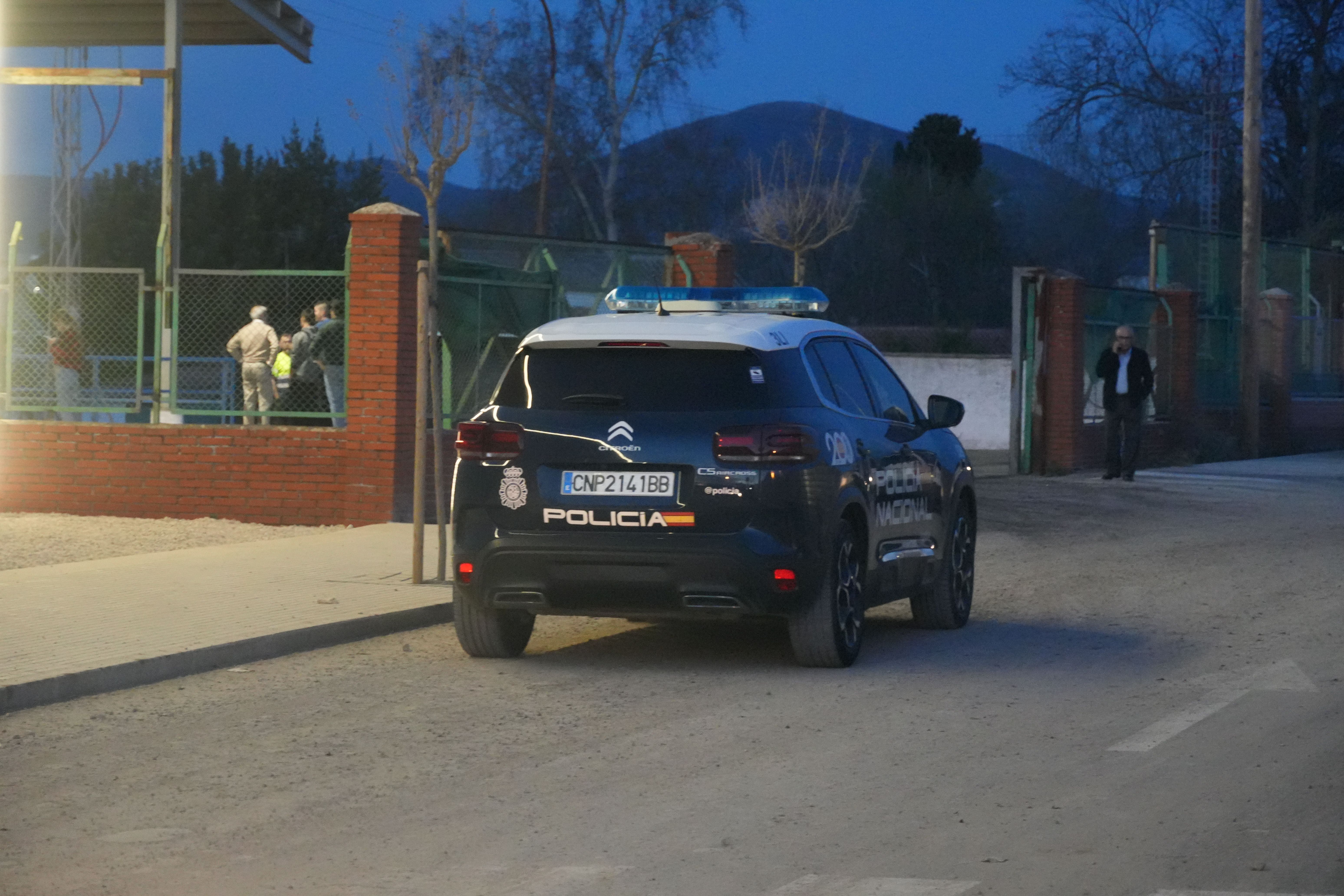 Un vehículo policial a las puertas de las instalaciones en las que se ha producido el accidente