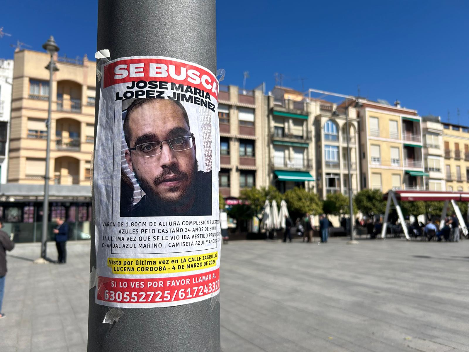 Uno de los carteles distribuidos por la familia del joven fallecido por distintos puntos de la ciudad. 