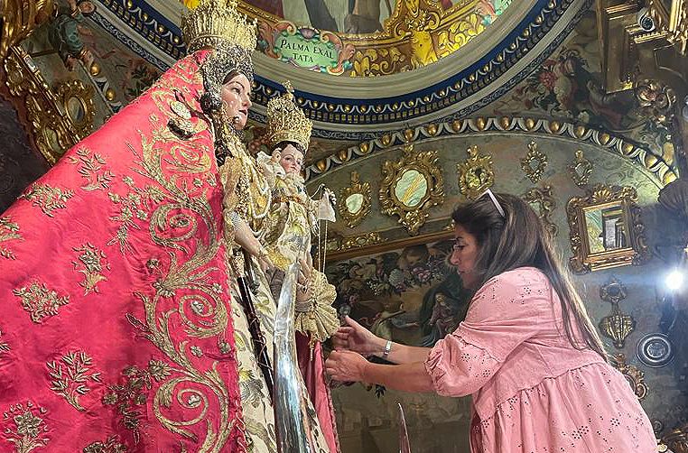 Rosa Buendía, vistiendo a la Virgen de Araceli. Archivo