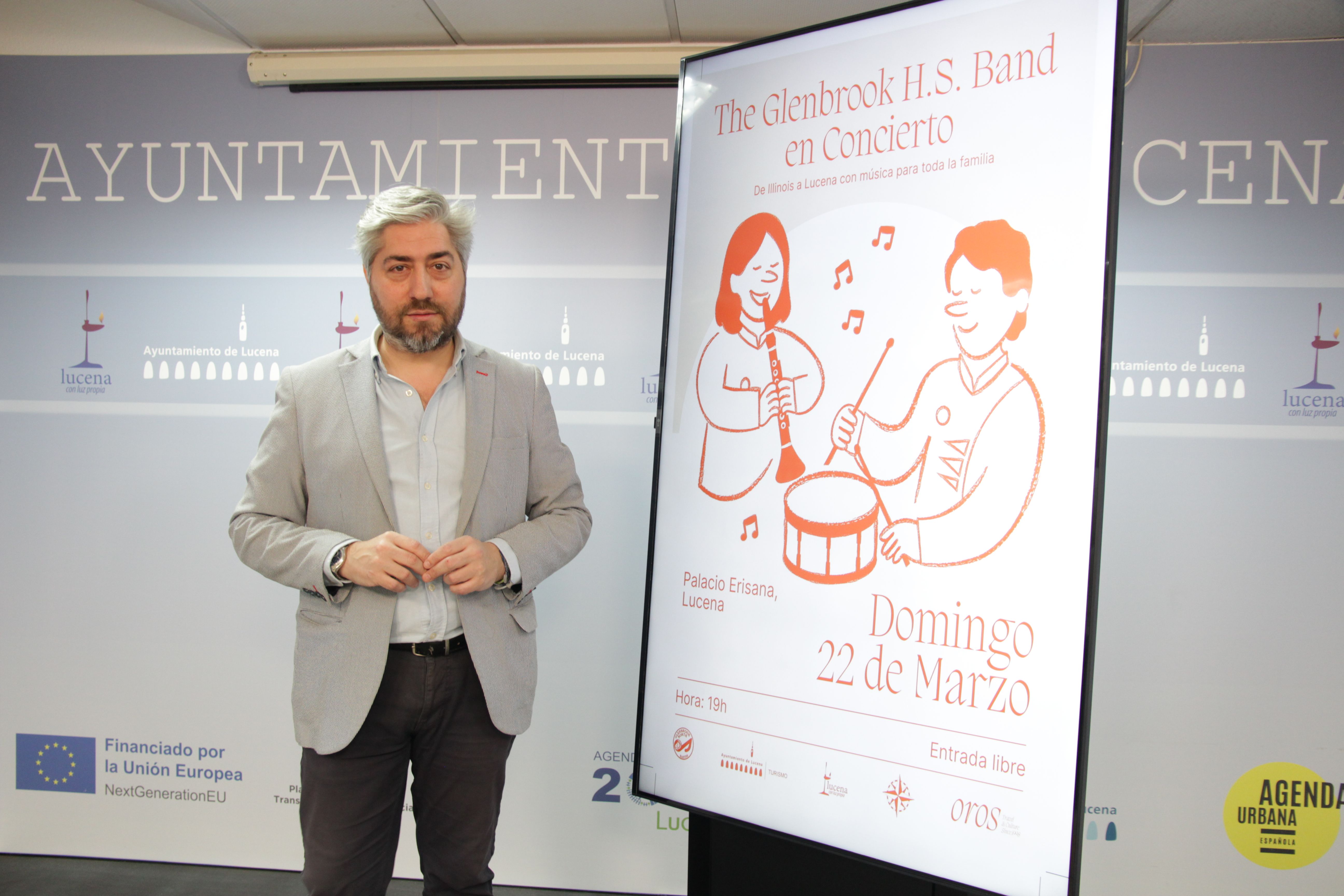 Francisco Barbancho, edil de CulTURa, junto al cartel anunciador de este concierto