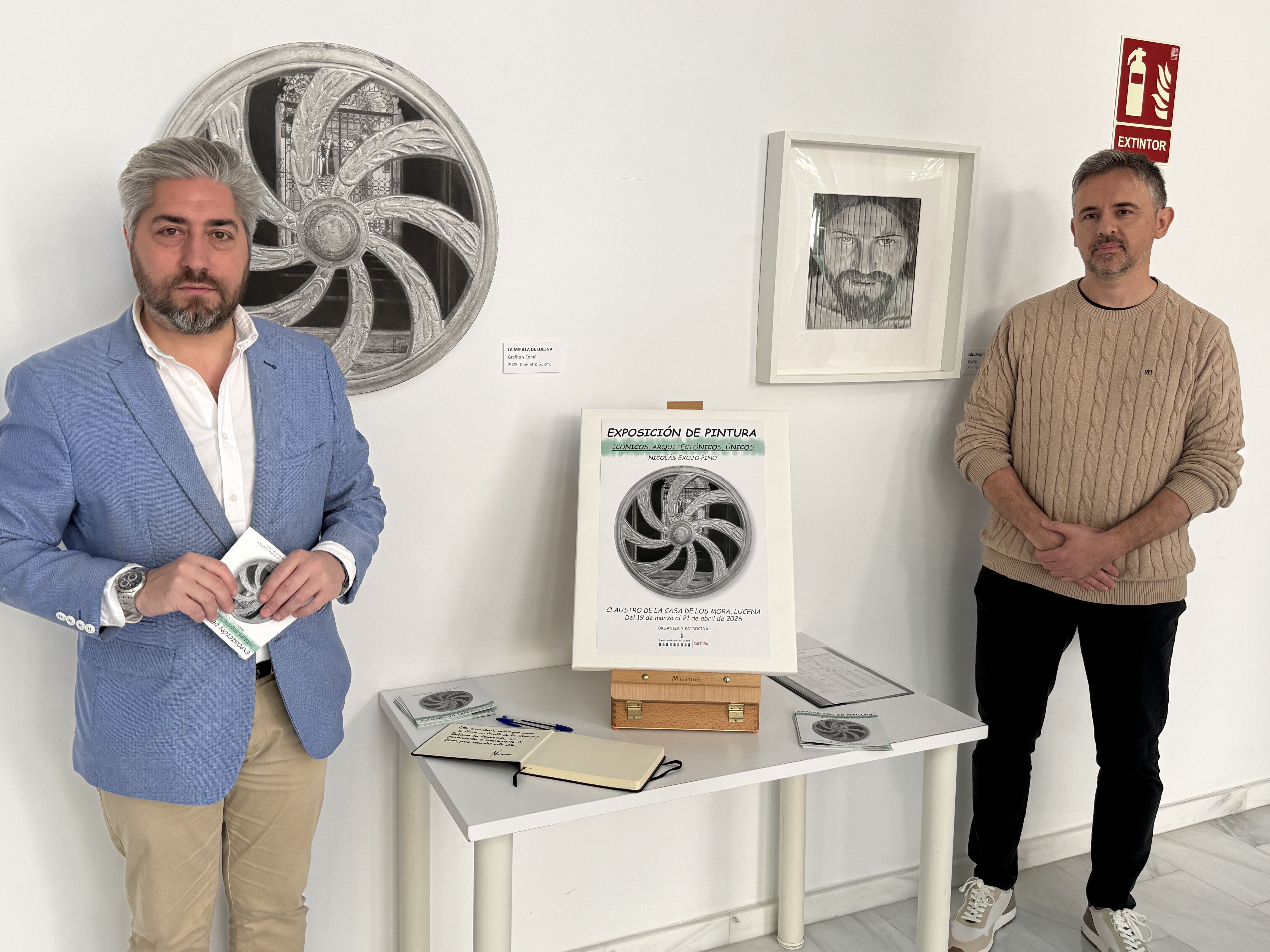 El arquitecto lucentino Nicolás Exojo y el concejal de Cultura Francisco Barbancho, presentan la muestra en el claustro de la Casa de los Mora.