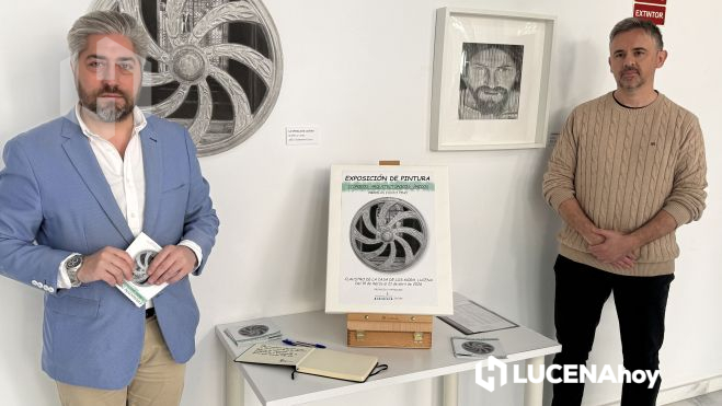 El arquitecto lucentino Nicolás Exojo y el concejal de Cultura Francisco Barbancho, presentan la muestra en el claustro de la Casa de los Mora.