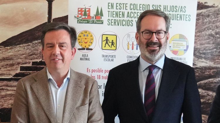 Aurelio Fernández y Adolfo Molina, en la rueda de prensa celebrada esta mañana en el CEIP El Prado