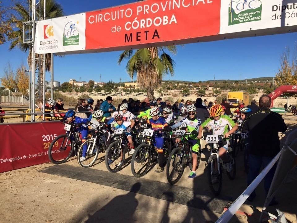 El ciclista gaditano Juan Domínguez y la cordobesa Elena Vilches ganan en Lucena en la primera prueba del I Circuito Provincial de BTT Rally