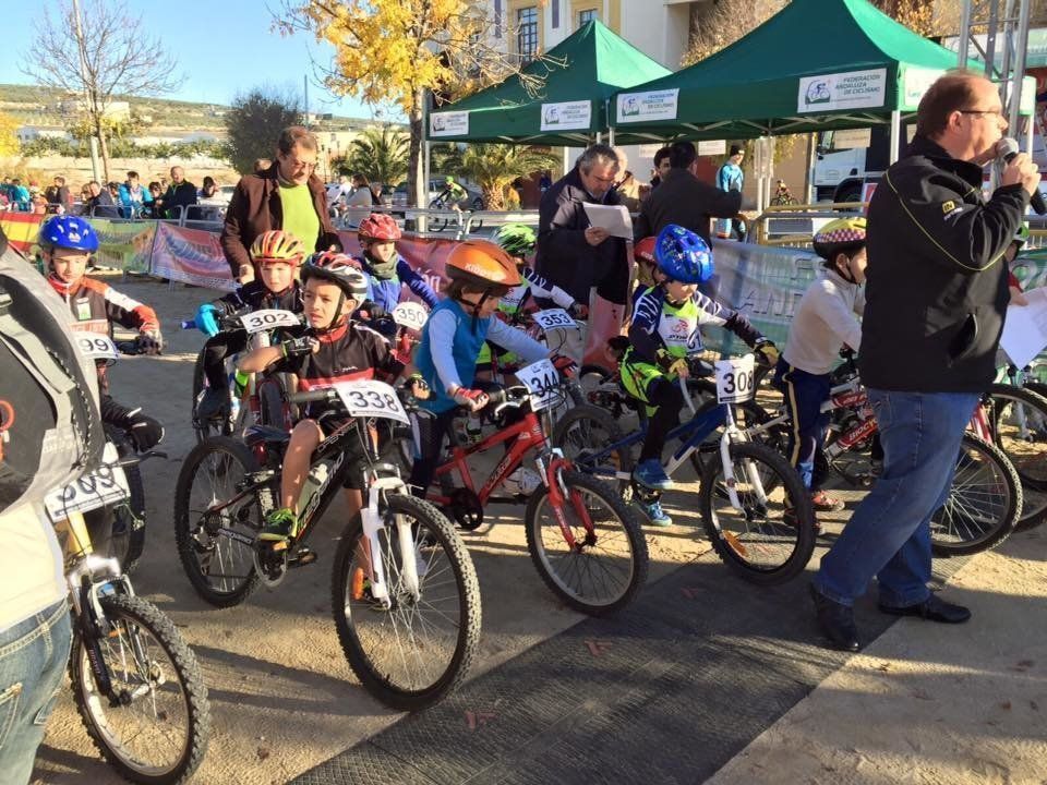 El ciclista gaditano Juan Domínguez y la cordobesa Elena Vilches ganan en Lucena en la primera prueba del I Circuito Provincial de BTT Rally El ciclista gaditano Juan Domínguez y la cordobesa Elena Vilches ganan en Lucena en la primera prueba del I Circuito Provincial de BTT Rally
