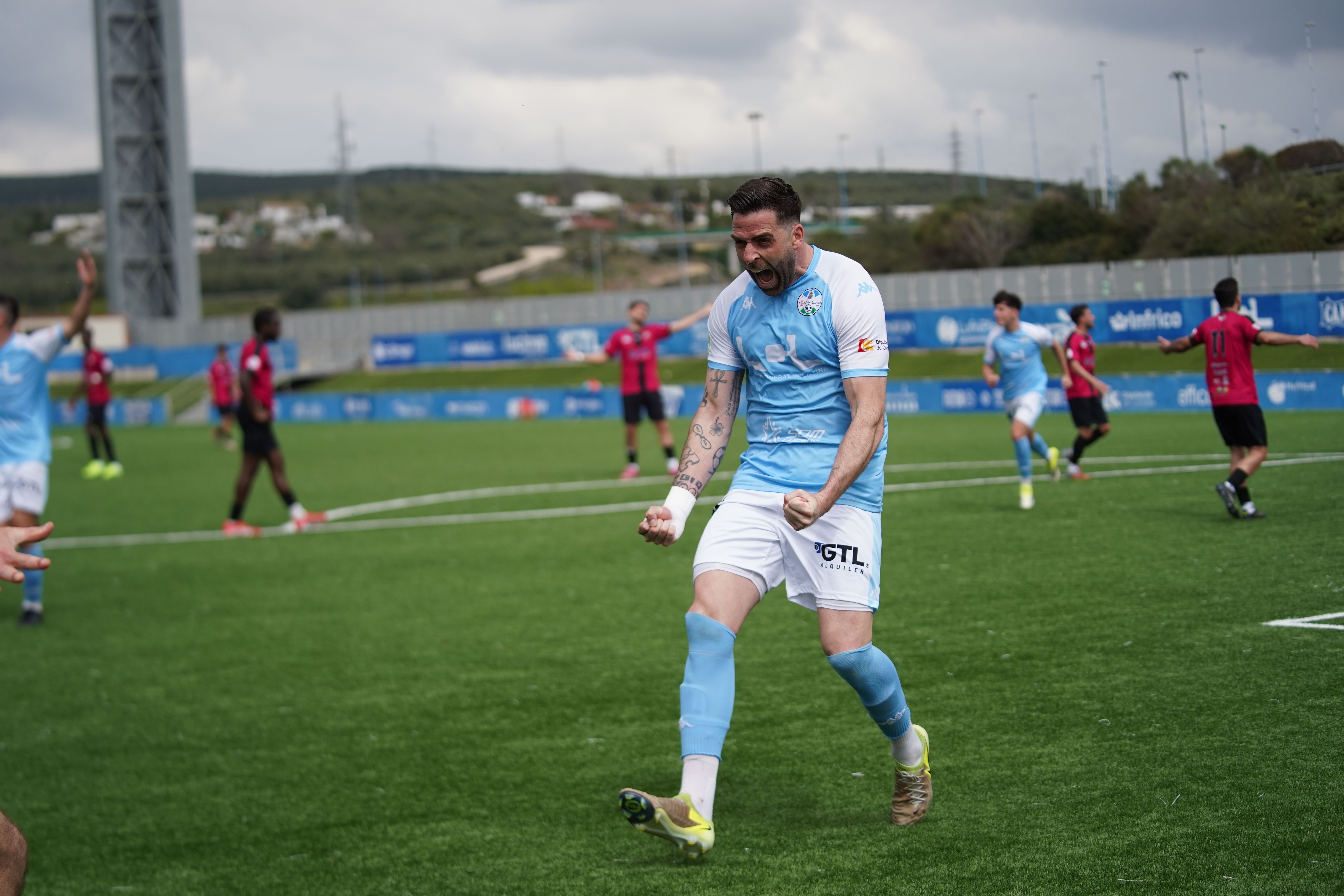 Rafa Gálvez celebra su gol desde el punto de penalti ante el Pozoblanco. Foto: Antonio Dávila