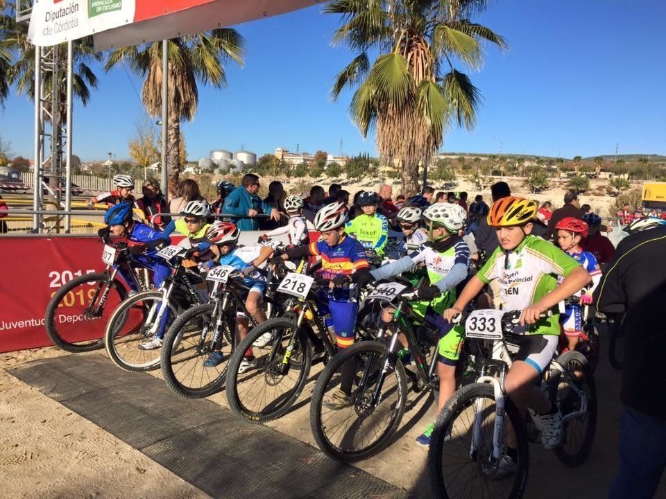 El ciclista gaditano Juan Domínguez y la cordobesa Elena Vilches ganan en Lucena en la primera prueba del I Circuito Provincial de BTT Rally