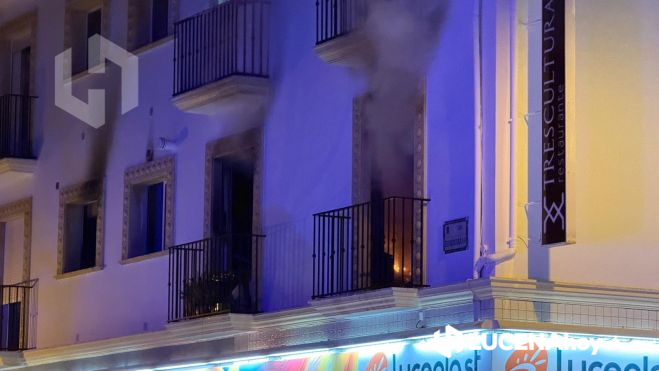 Restos de llamas en el interior de la vivienda Restos de llamas en el interior de la vivienda