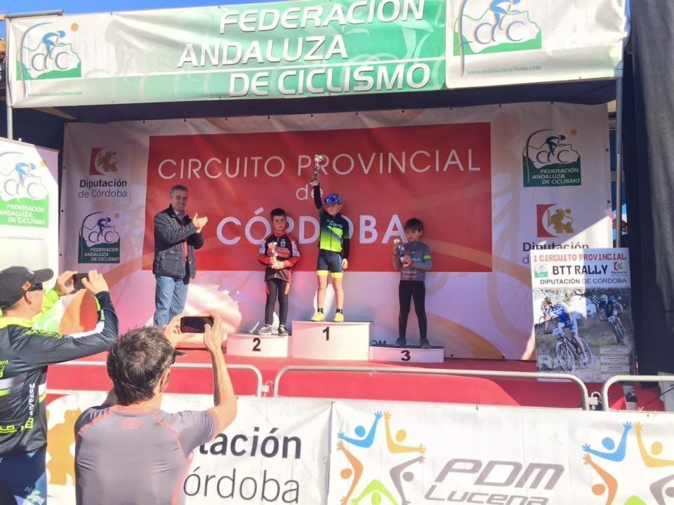 El ciclista gaditano Juan Domínguez y la cordobesa Elena Vilches ganan en Lucena en la primera prueba del I Circuito Provincial de BTT Rally