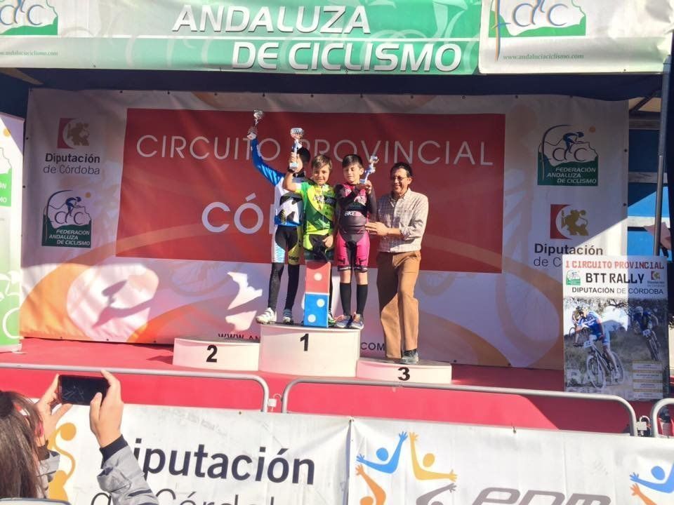 El ciclista gaditano Juan Domínguez y la cordobesa Elena Vilches ganan en Lucena en la primera prueba del I Circuito Provincial de BTT Rally