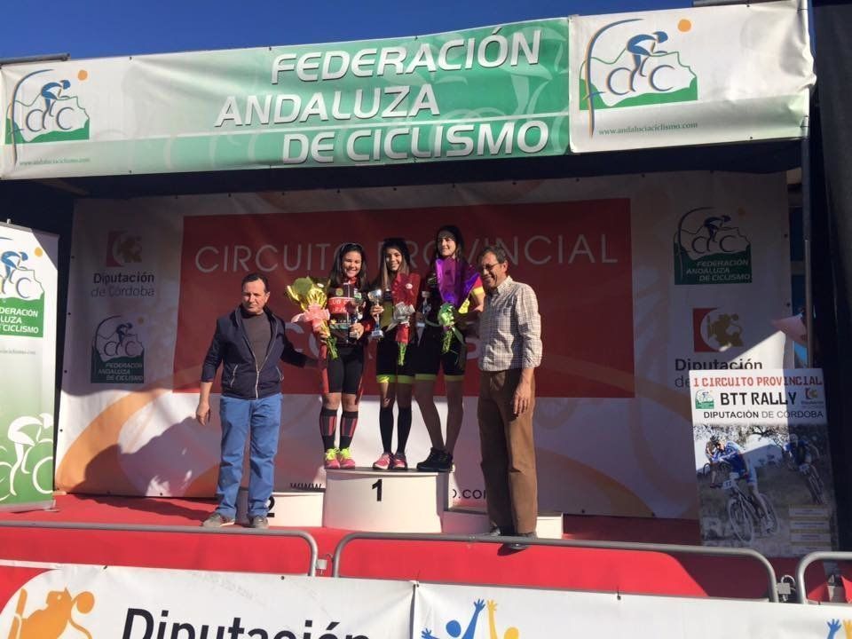 El ciclista gaditano Juan Domínguez y la cordobesa Elena Vilches ganan en Lucena en la primera prueba del I Circuito Provincial de BTT Rally El ciclista gaditano Juan Domínguez y la cordobesa Elena Vilches ganan en Lucena en la primera prueba del I Circuito Provincial de BTT Rally