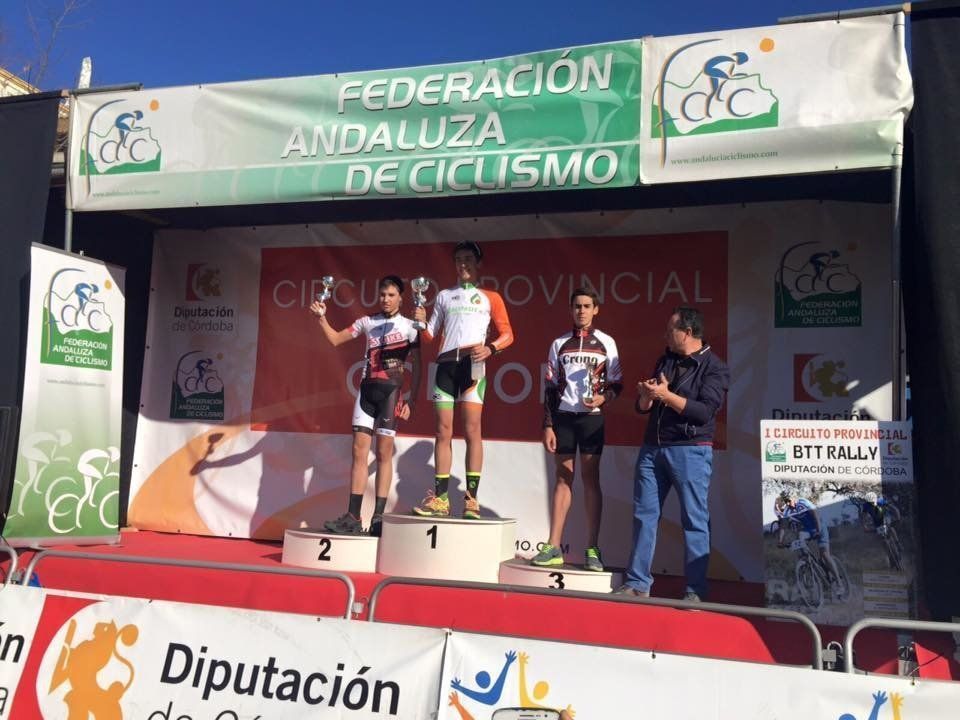 El ciclista gaditano Juan Domínguez y la cordobesa Elena Vilches ganan en Lucena en la primera prueba del I Circuito Provincial de BTT Rally El ciclista gaditano Juan Domínguez y la cordobesa Elena Vilches ganan en Lucena en la primera prueba del I Circuito Provincial de BTT Rally