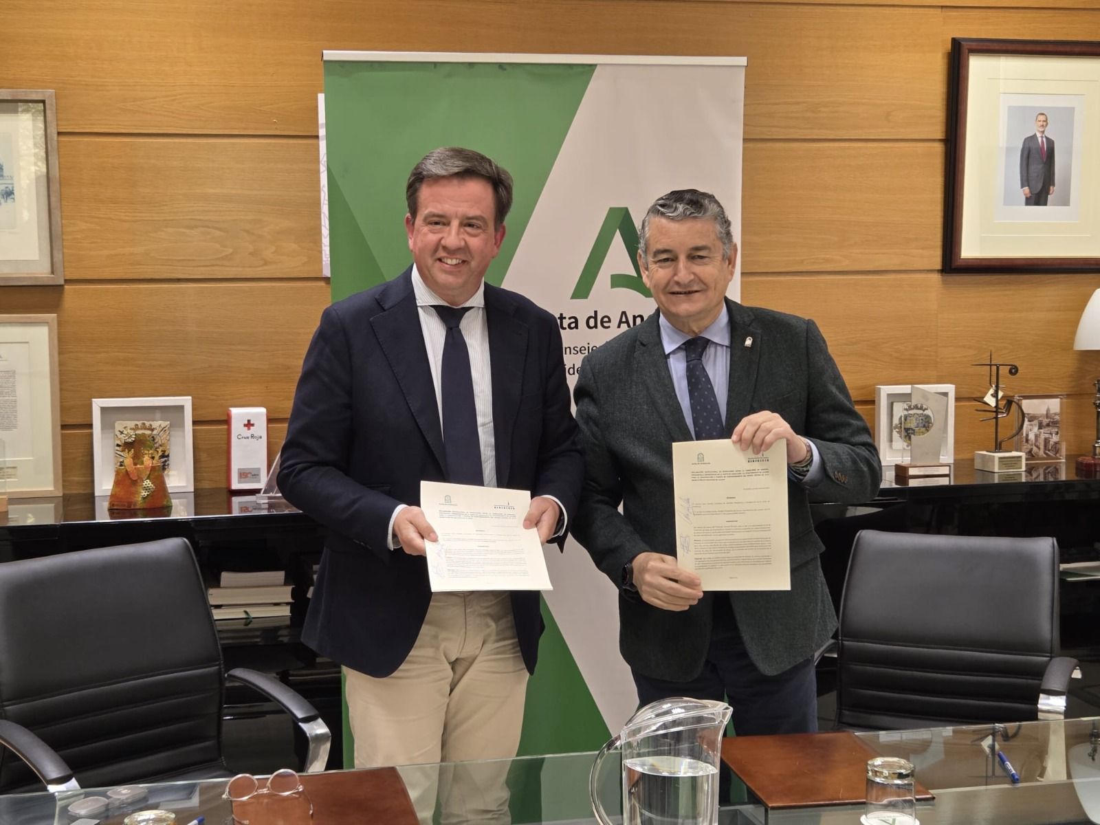 Antonio Sanz y el alcalde de Lucena, Aurelio Fernández, muestran la declaración institucional que da luz verde al proyecto