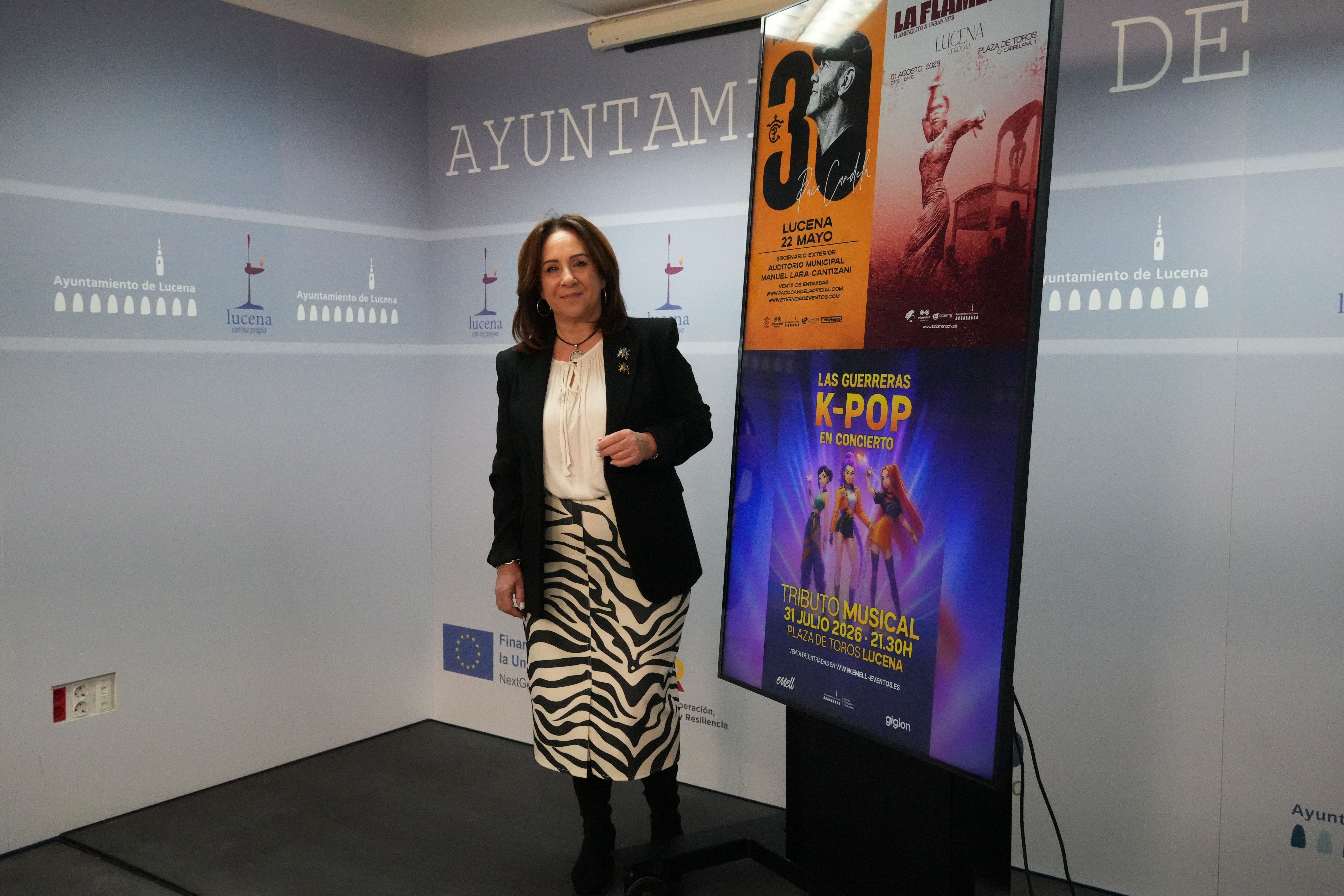 Araceli Rodríguez, edil de Fiestas, junto a las carteles de las tres actuaciones