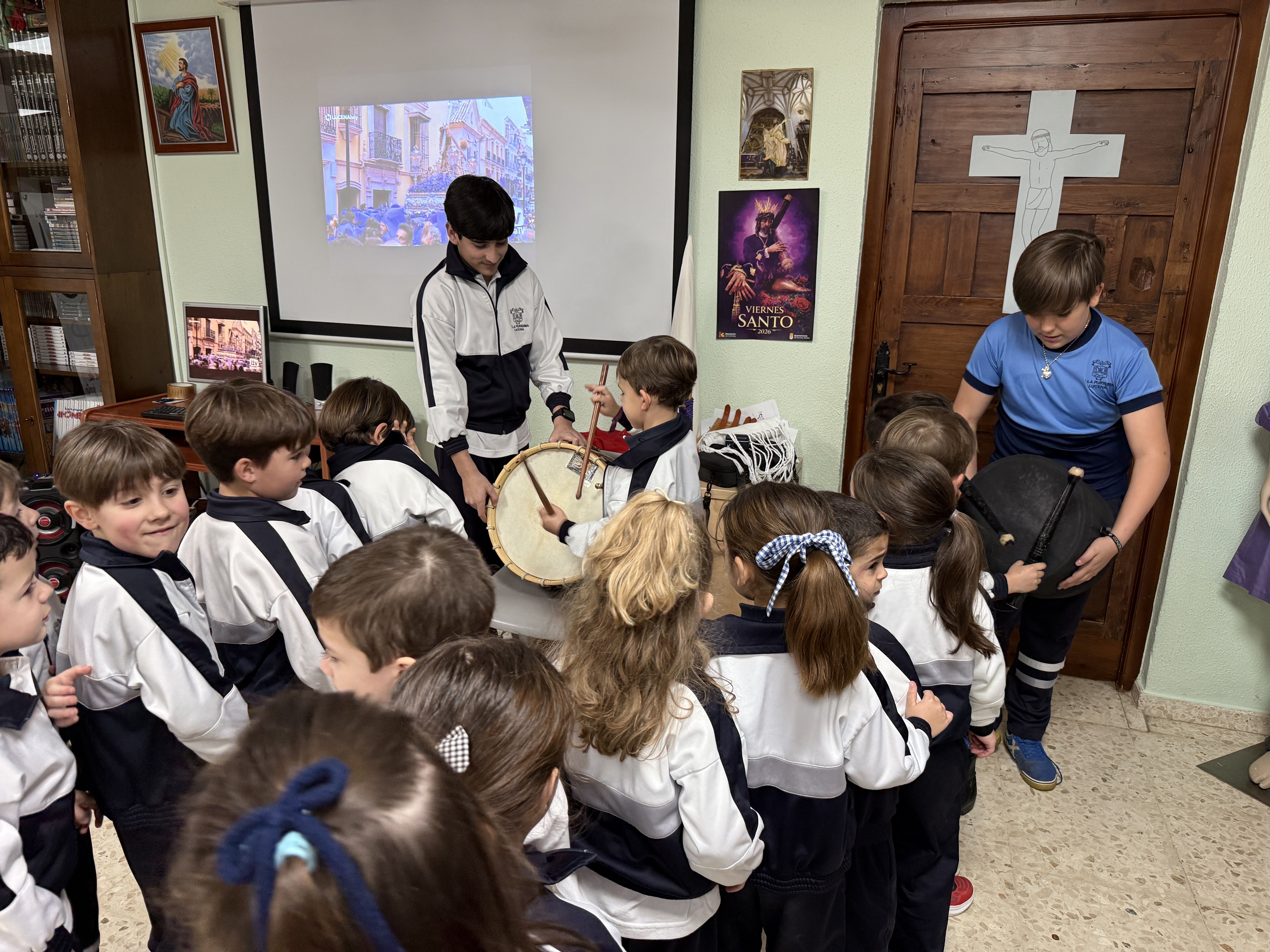Alumnos del Colegio La Purísima replican diferentes toques de tambor propios de la Semana Santa de Lucena.