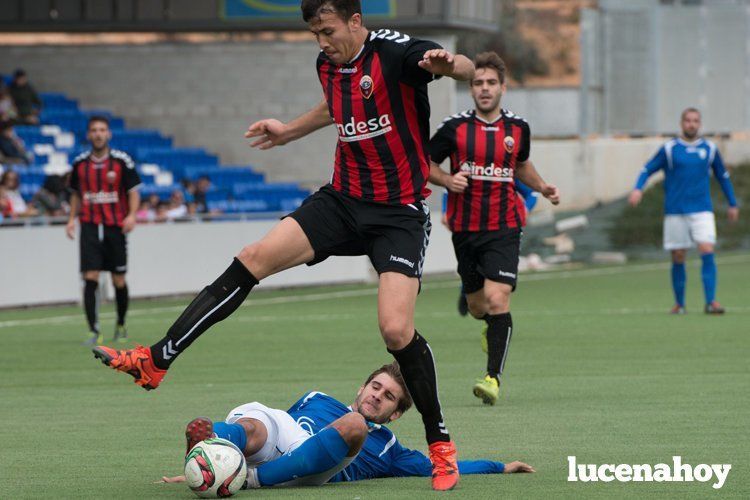  Montero intenta arrebatarle el balón a un contrincante del Cabecense. SERGIO RODRÍGUEZ. 