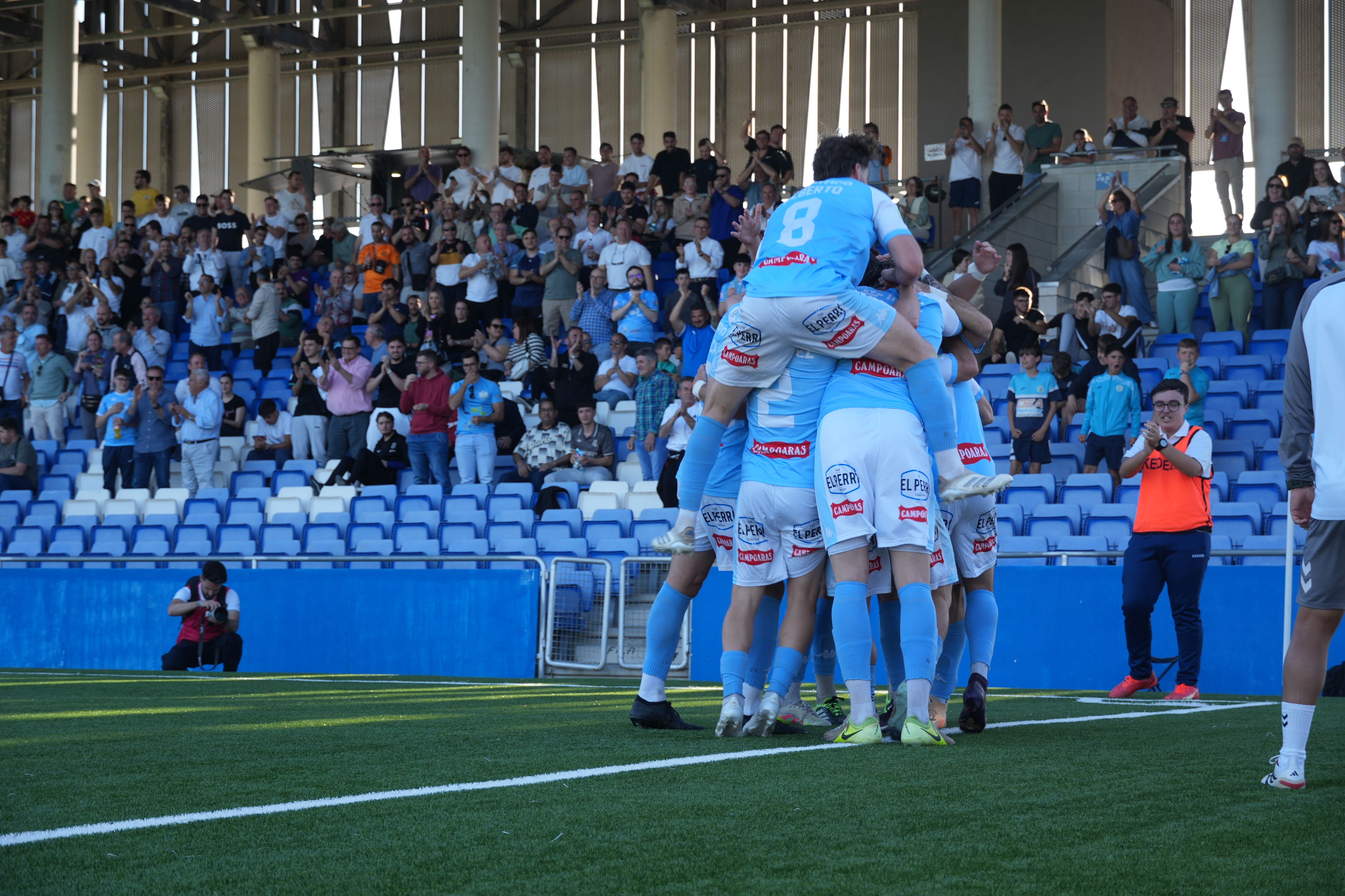 Los jugadores del Ciudad de Lucena celebran el primer gol Los jugadores del Ciudad de Lucena celebran el primer gol