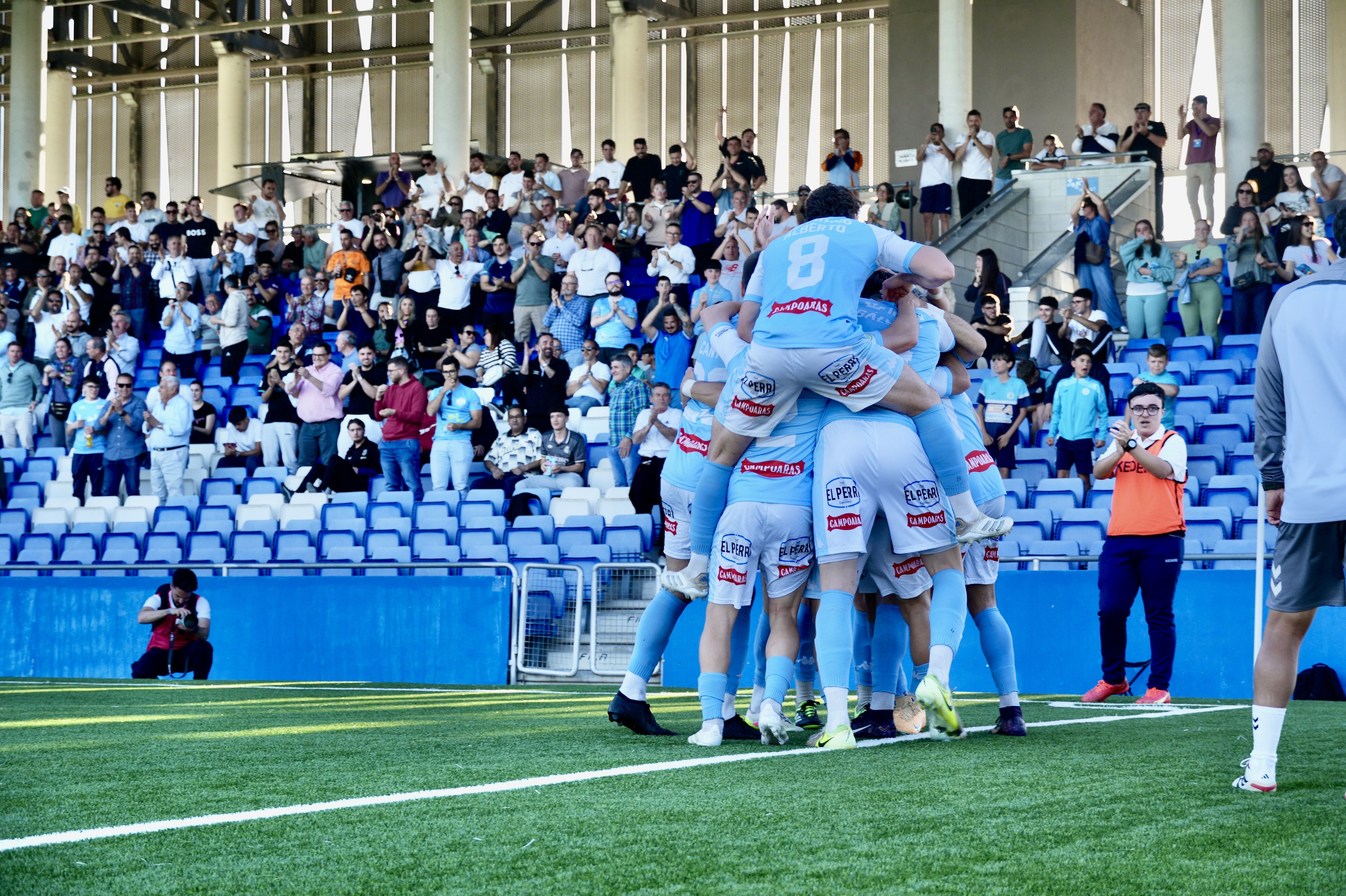 Los jugadores del Ciudad de Lucena celebran el primer gol