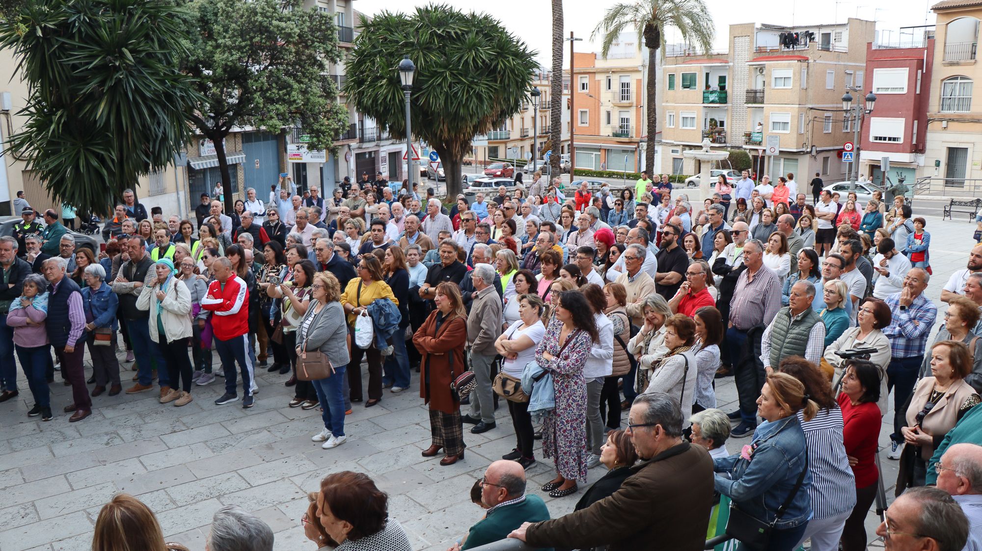 Más de 200 personas se han reunido esta tarde en la Plaza San Juan de Dios, lugar junto a donde se emplazaba el primer hospital de la localidad. Más de 200 personas se han reunido esta tarde en la Plaza San Juan de Dios, lugar junto a donde se emplazaba el primer hospital de la localidad.
