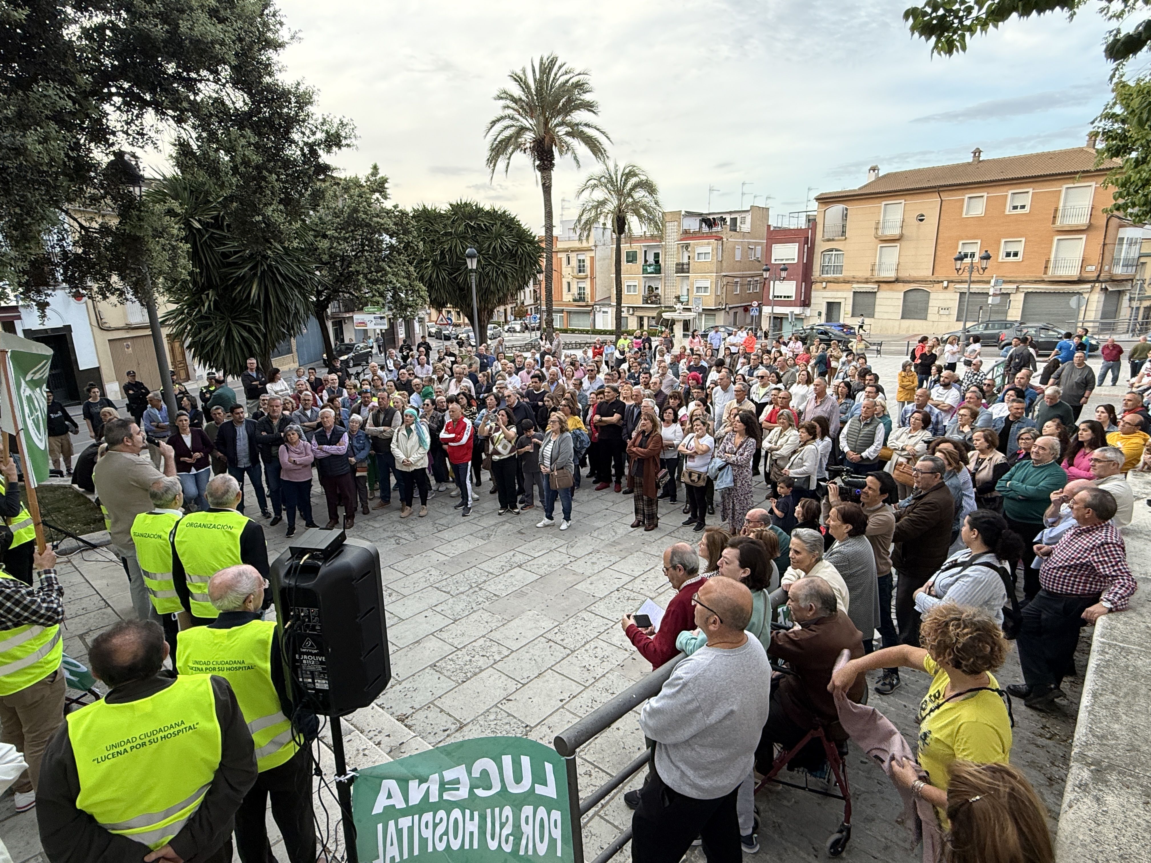 Unas 200 personas se reunieron en la Plaza San Juan de Dios para exigir un hospital en Lucena Unas 200 personas se reunieron en la Plaza San Juan de Dios para exigir un hospital en Lucena