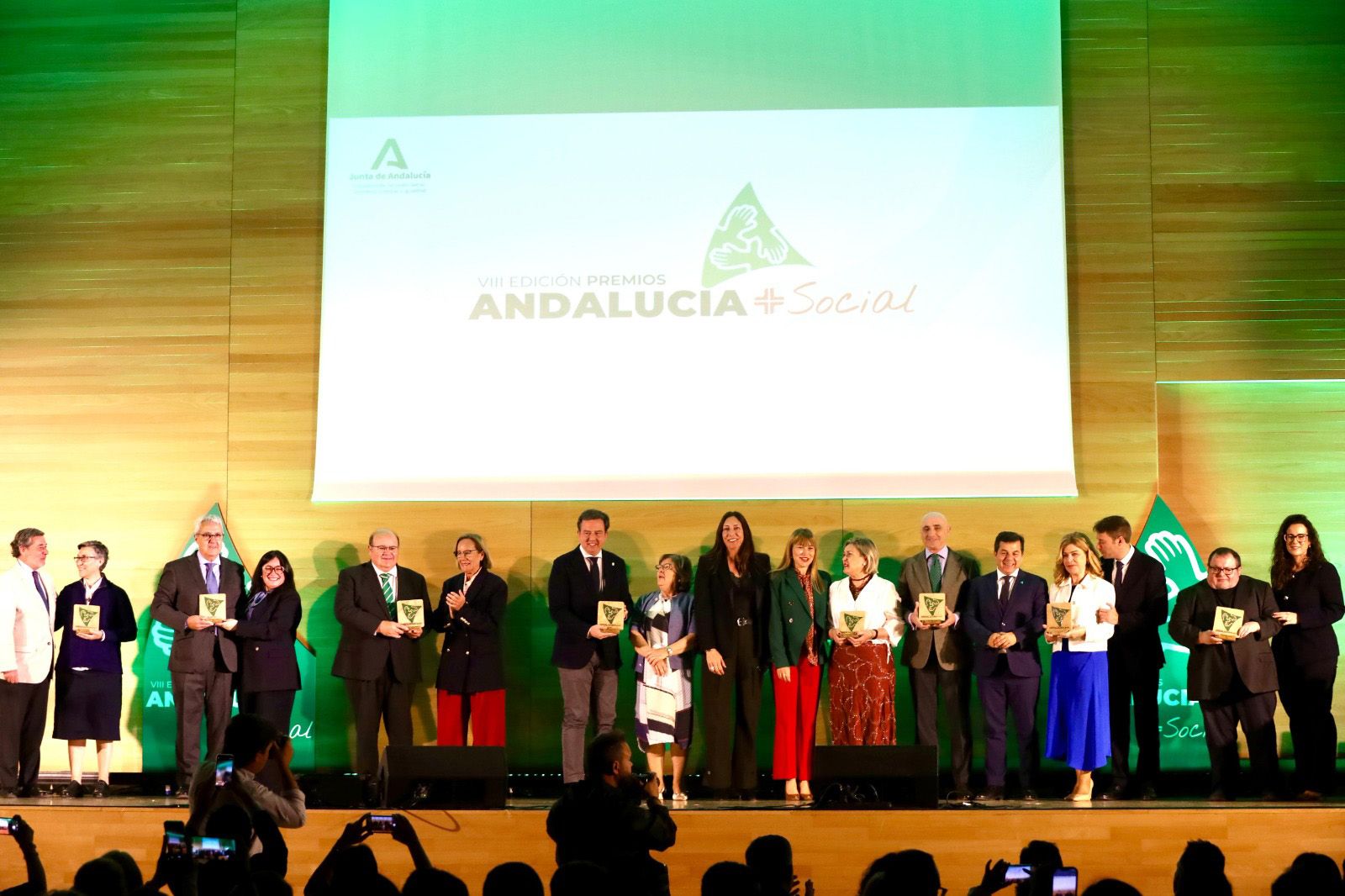 Foto de familia con las instituciones premiadas, esta mañana en el Palacio de Exposiciones y Congresos de Córdoba. Foto de familia con las instituciones premiadas, esta mañana en el Palacio de Exposiciones y Congresos de Córdoba.