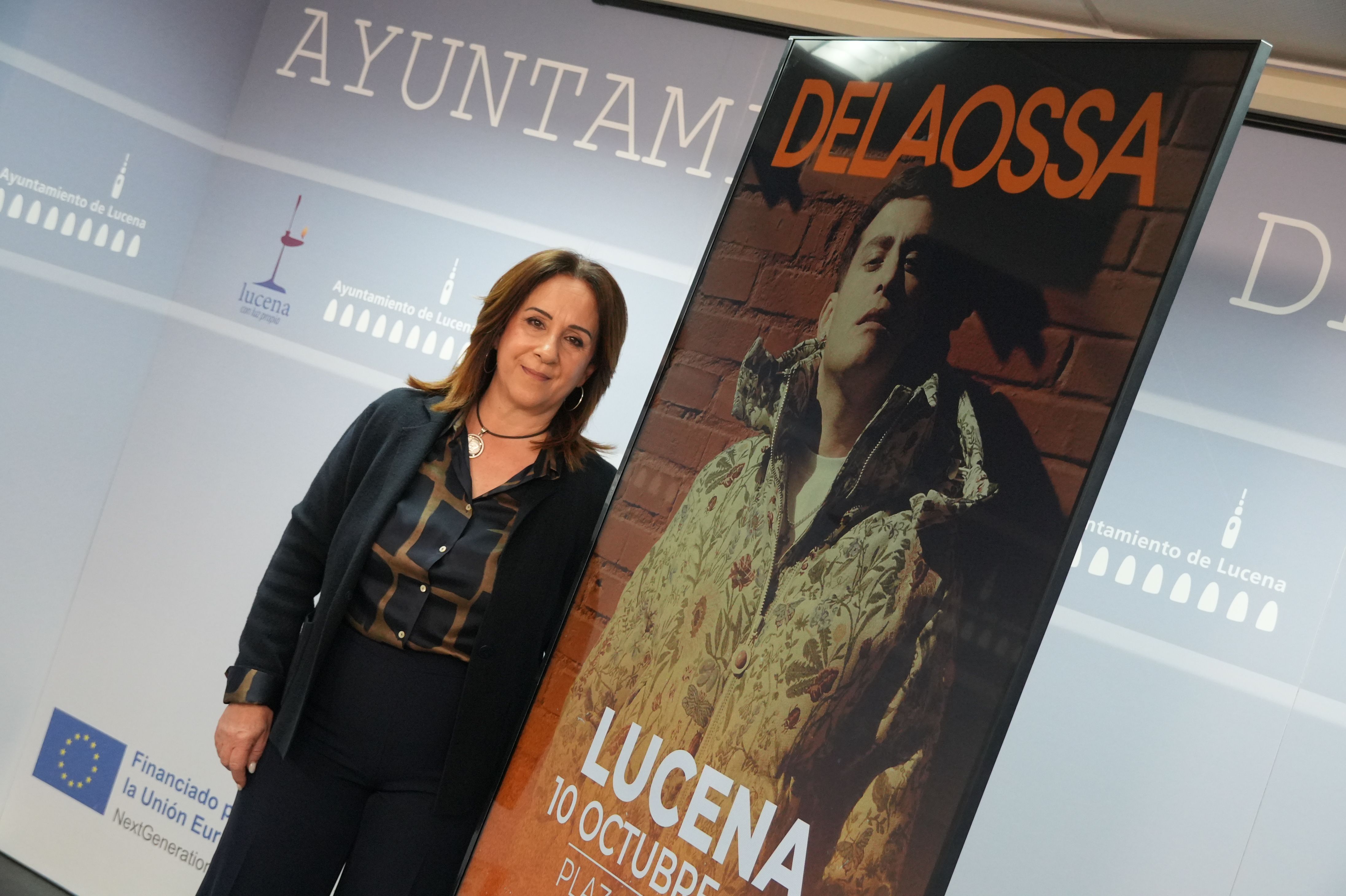 Araceli Rodríguez junto al cartel del concierto en Lucena de Delaossa Araceli Rodríguez junto al cartel del concierto en Lucena de Delaossa
